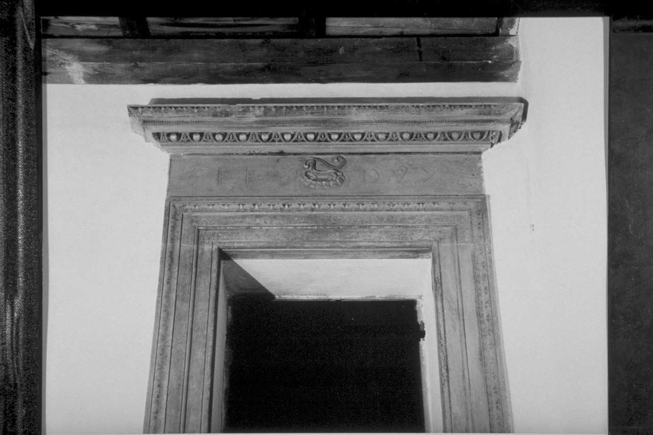 emblema di Federico da Montefeltro (ermellino) (architrave di finestra, elemento d'insieme) - bottega Italia centrale (seconda metà sec. XV)