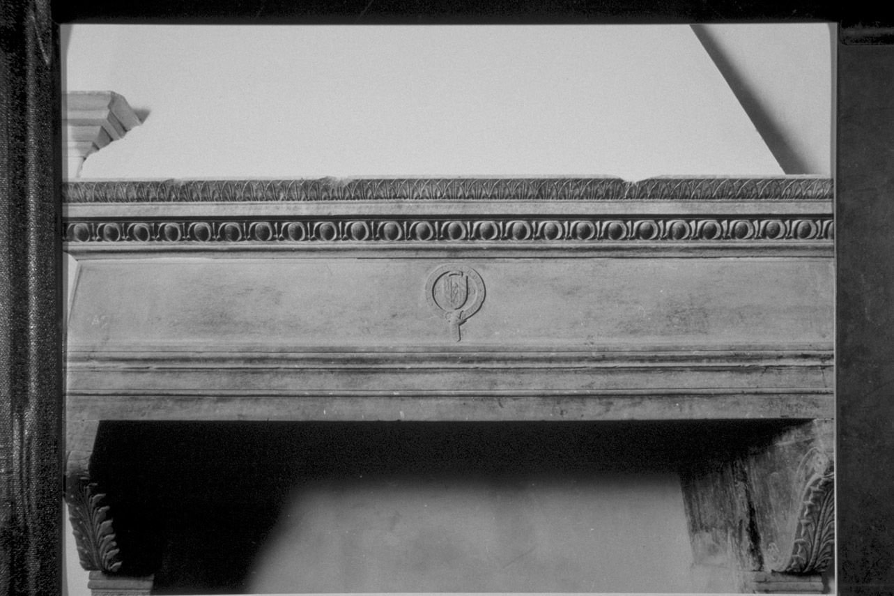emblema di Federico da Montefeltro (ordine della giarrettiera), stemma gentilizio di Federico da Montefeltro (architrave di caminetto, elemento d'insieme) - bottega Italia centrale (seconda metà sec. XV)