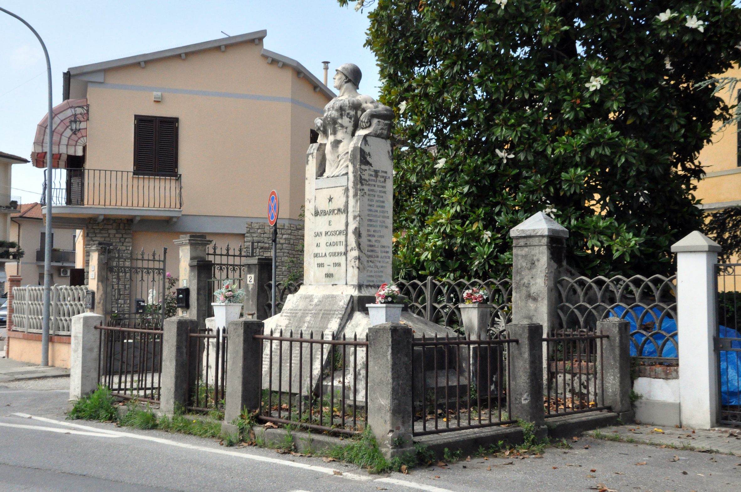 figura di soldato (monumento ai caduti - a cippo, opera isolata) di Frattini Zoraldo (attribuito) (sec. XX)