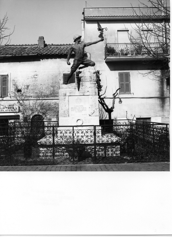 figura di soldato con allegoria della Vittoria (monumento ai caduti - a basamento) di Mistruzzi Aurelio (sec. XX)