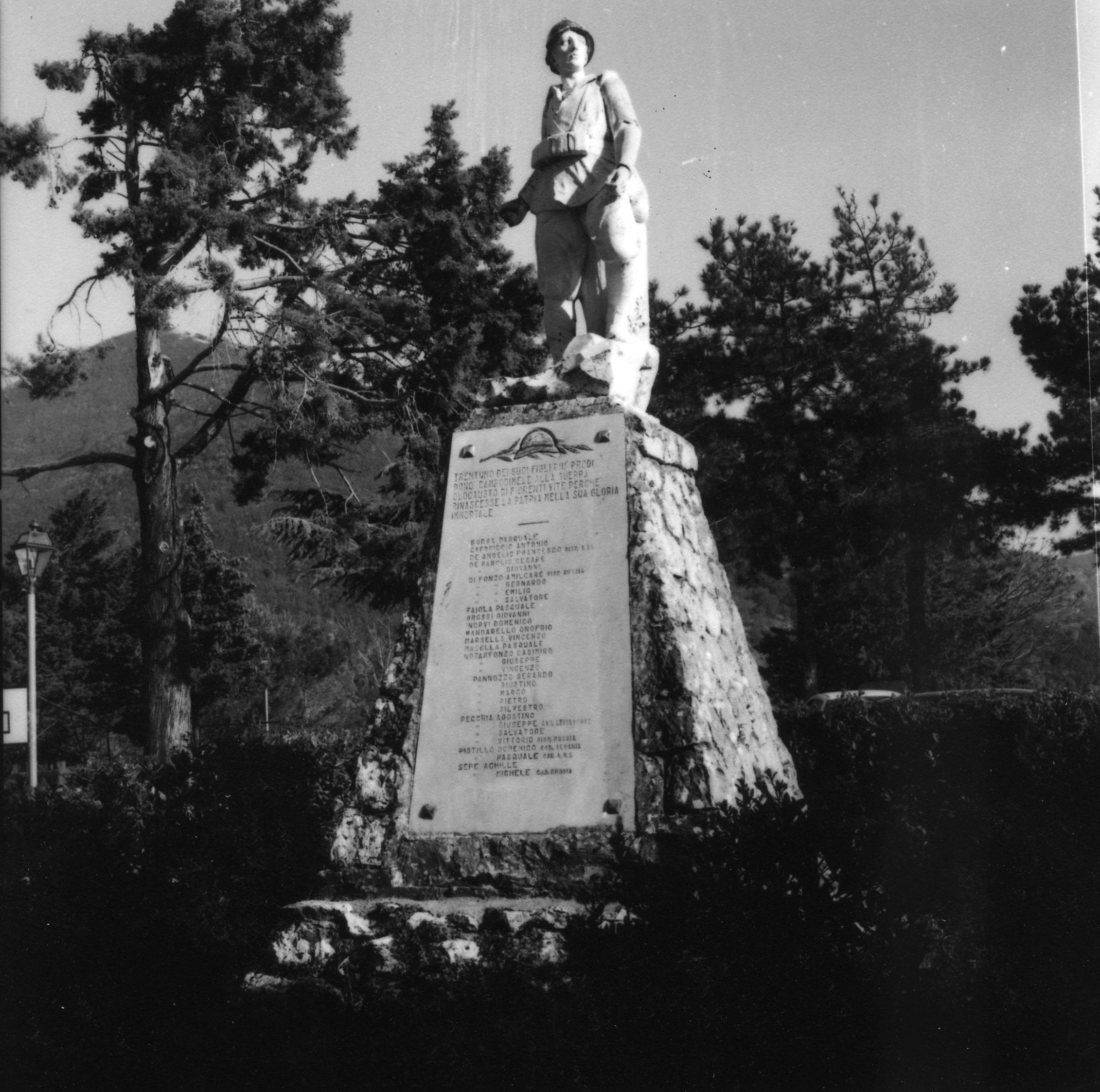 figura di soldato: fante (monumento ai caduti - a basamento) di Cappelli Mirio (sec. XX)