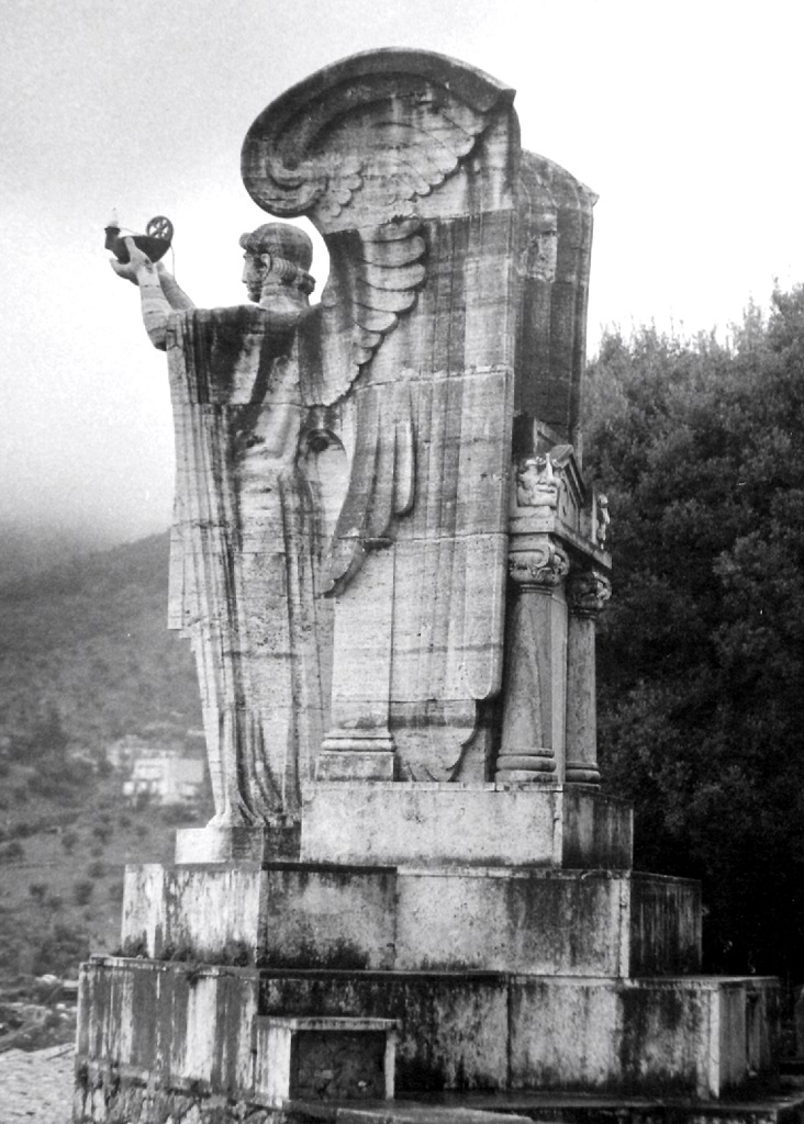 allegoria della Vittoria (monumento ai caduti) di Ternavasio Angelo (sec. XX)