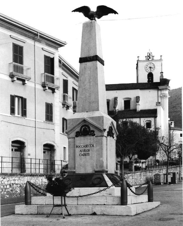 allegoria della Vittoria come aquila (monumento ai caduti - ad obelisco) - ambito laziale (sec. XX)