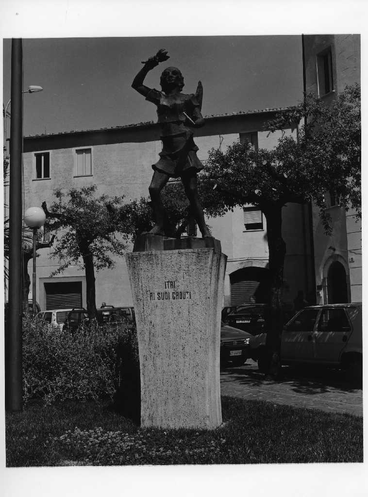 allegoria della Vittoria come donna armata (monumento ai caduti - a basamento) di Frezzan Edelweiss - ambito laziale (sec. XX)