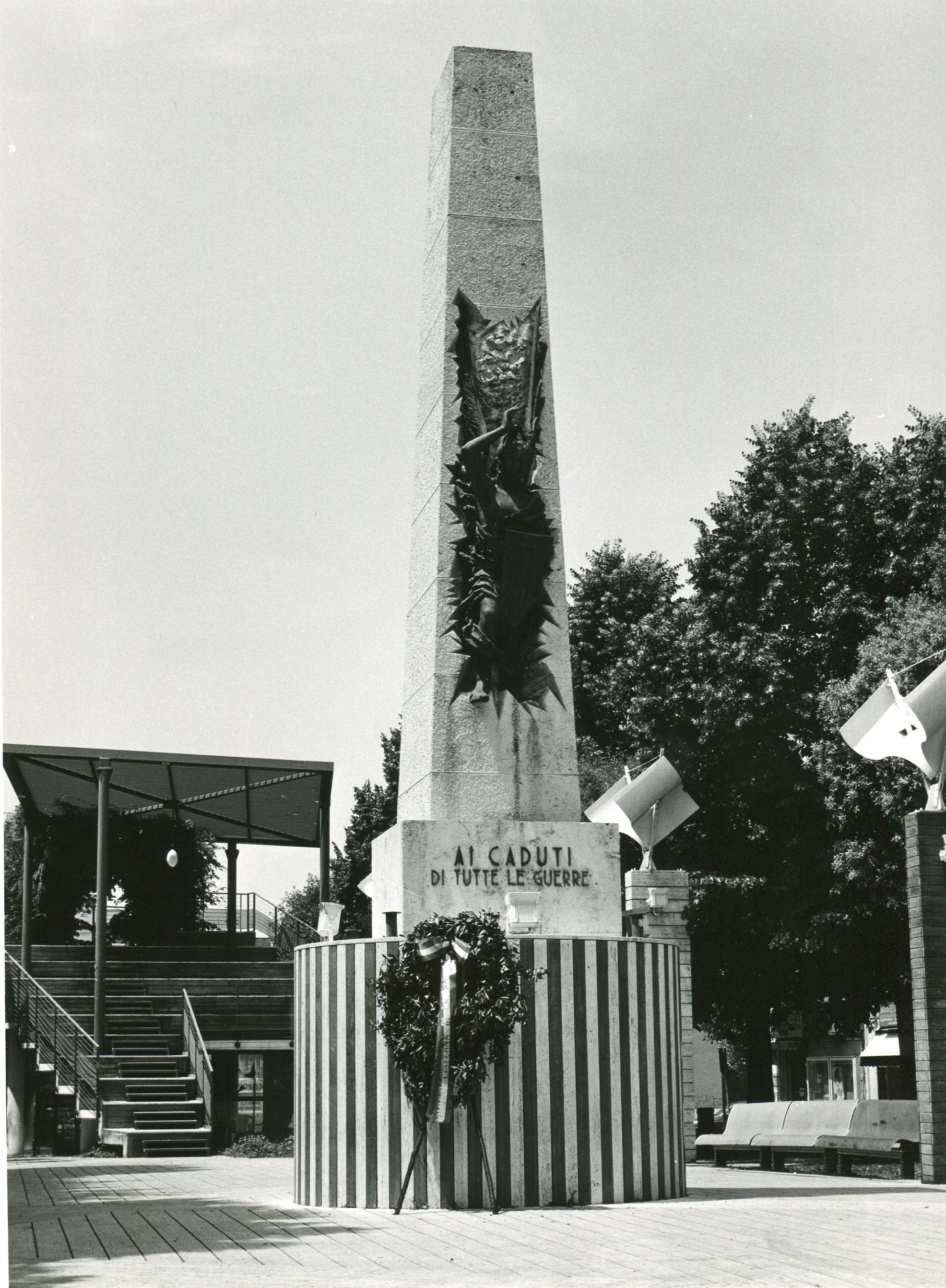 allegoria della Vittoria come donna armata (monumento ai caduti - ad obelisco) - ambito laziale (sec. XX)