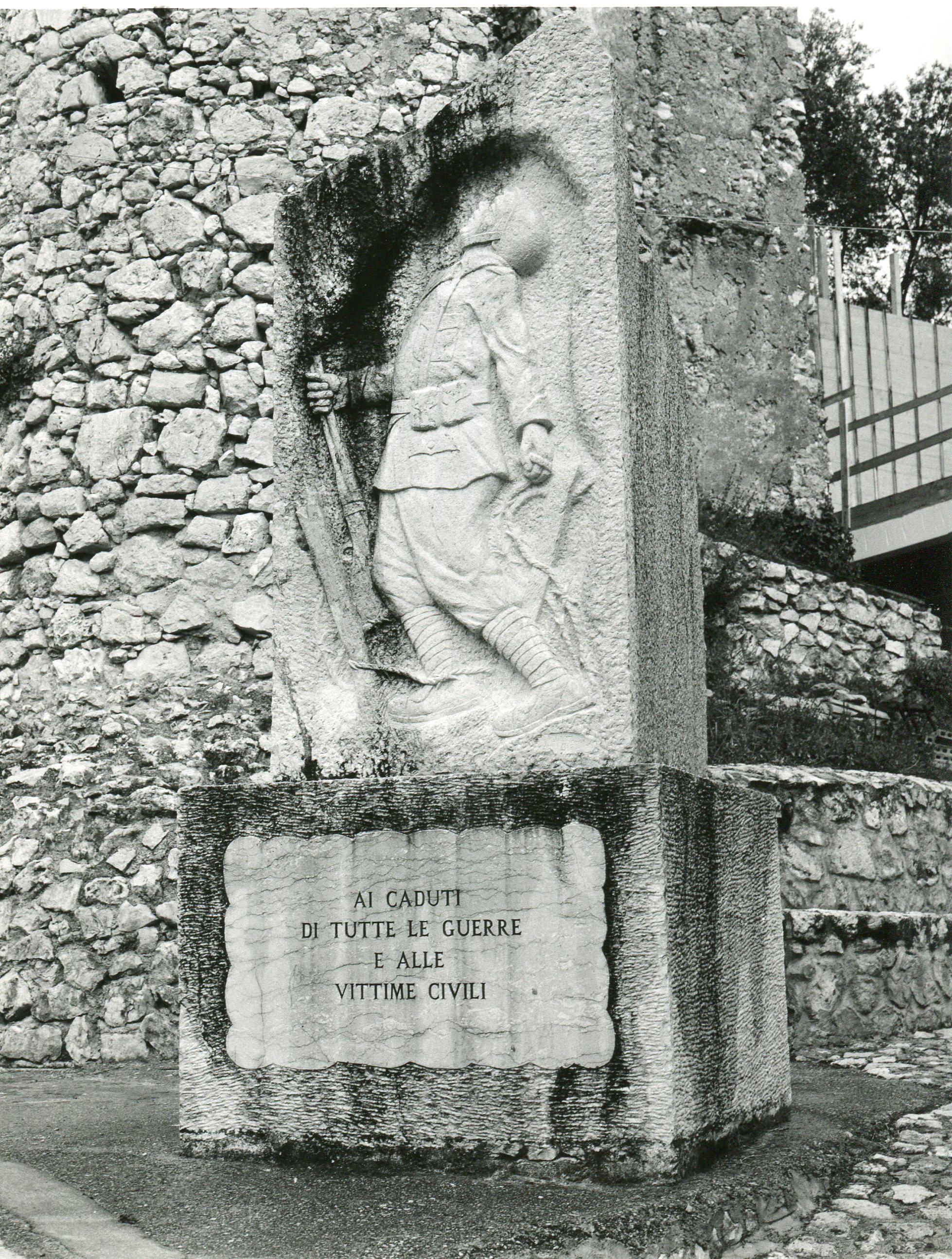 morte del soldato, figura di soldato: fante (monumento ai caduti - a stele) di Thomas Michele (sec. XX)