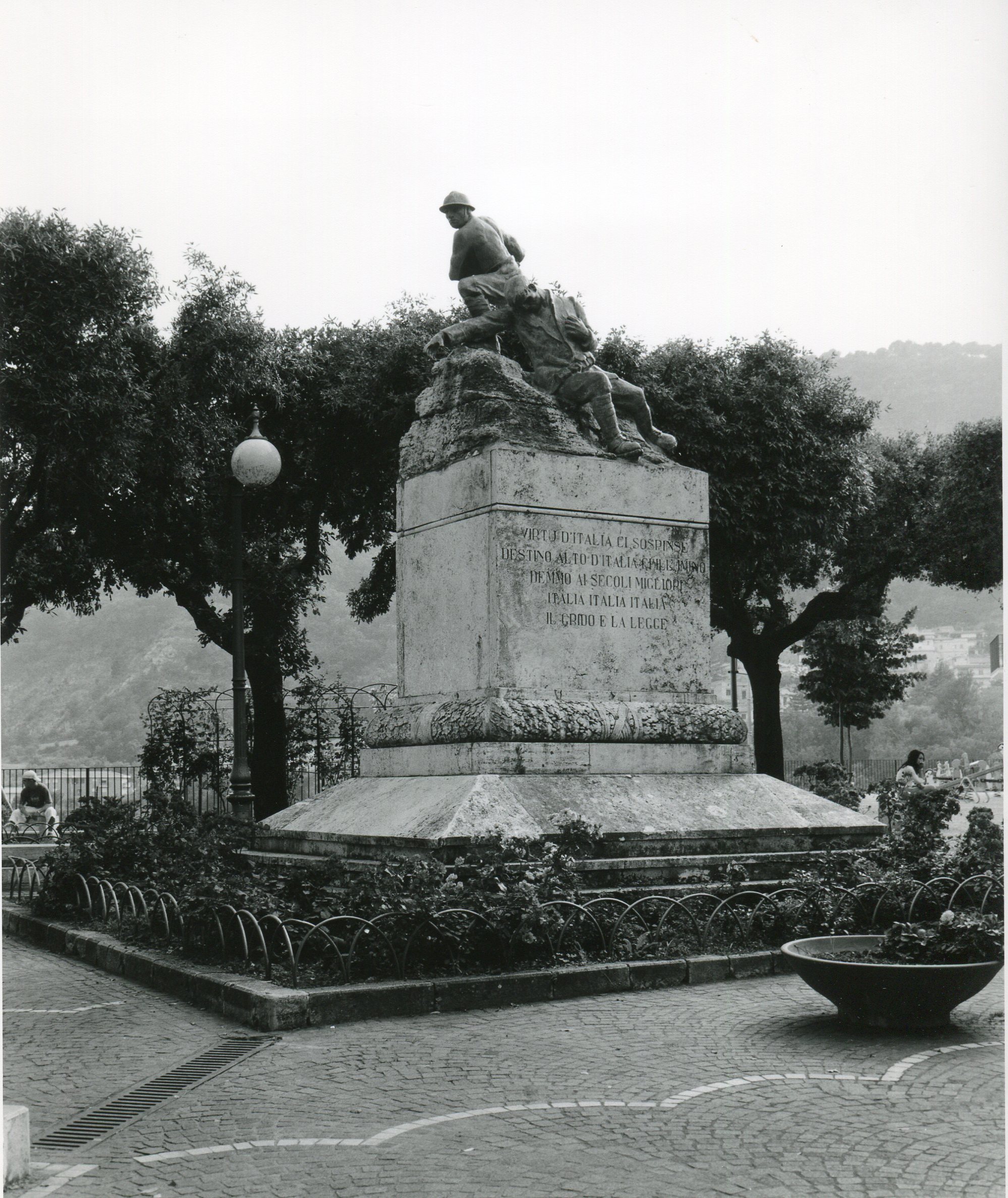 morte del soldato, figura di soldato: fante (monumento ai caduti - a basamento) di Tamagnini Torquato (sec. XX)