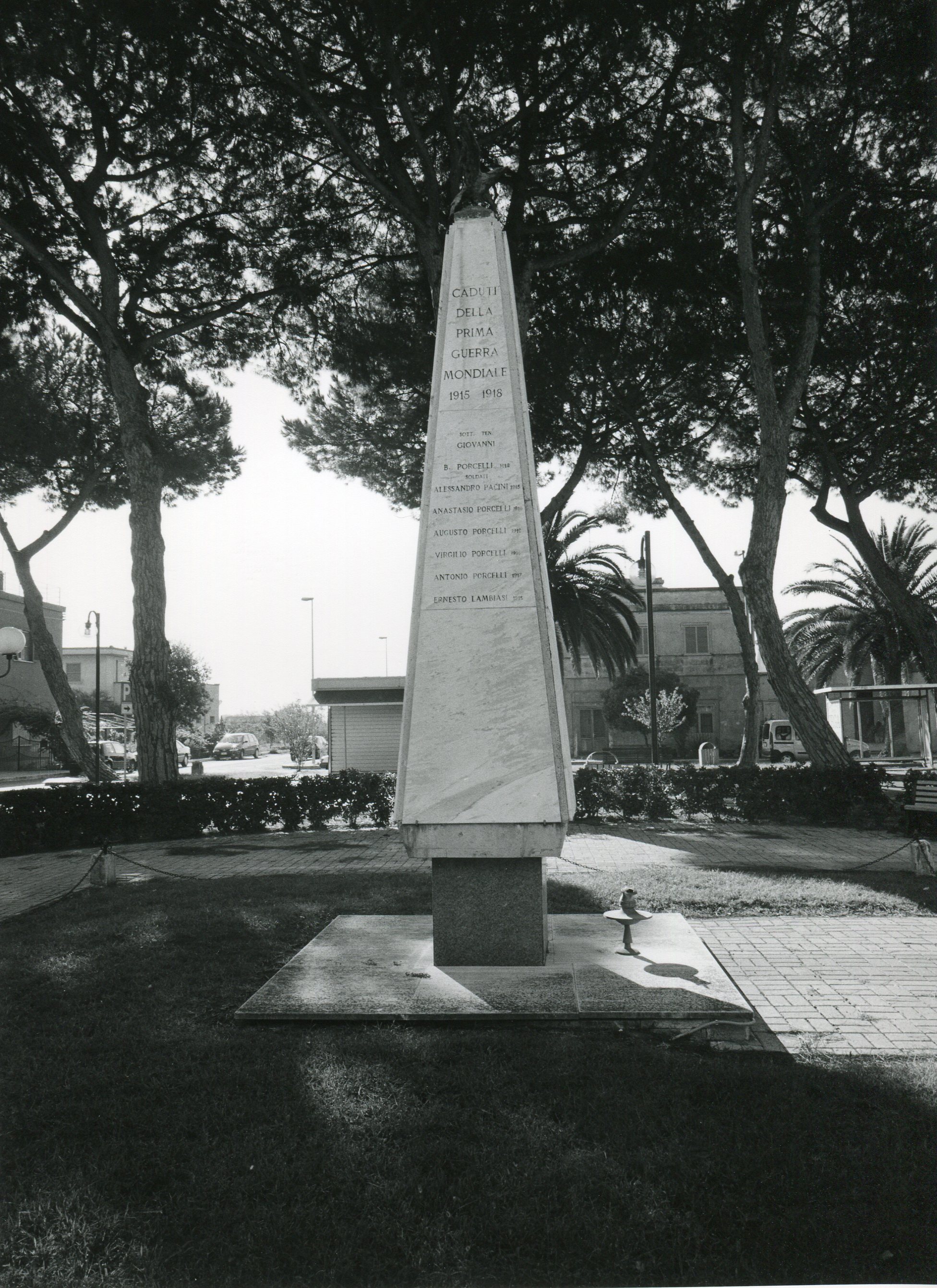 monumento ai caduti - ad obelisco - ambito laziale (sec. XX)