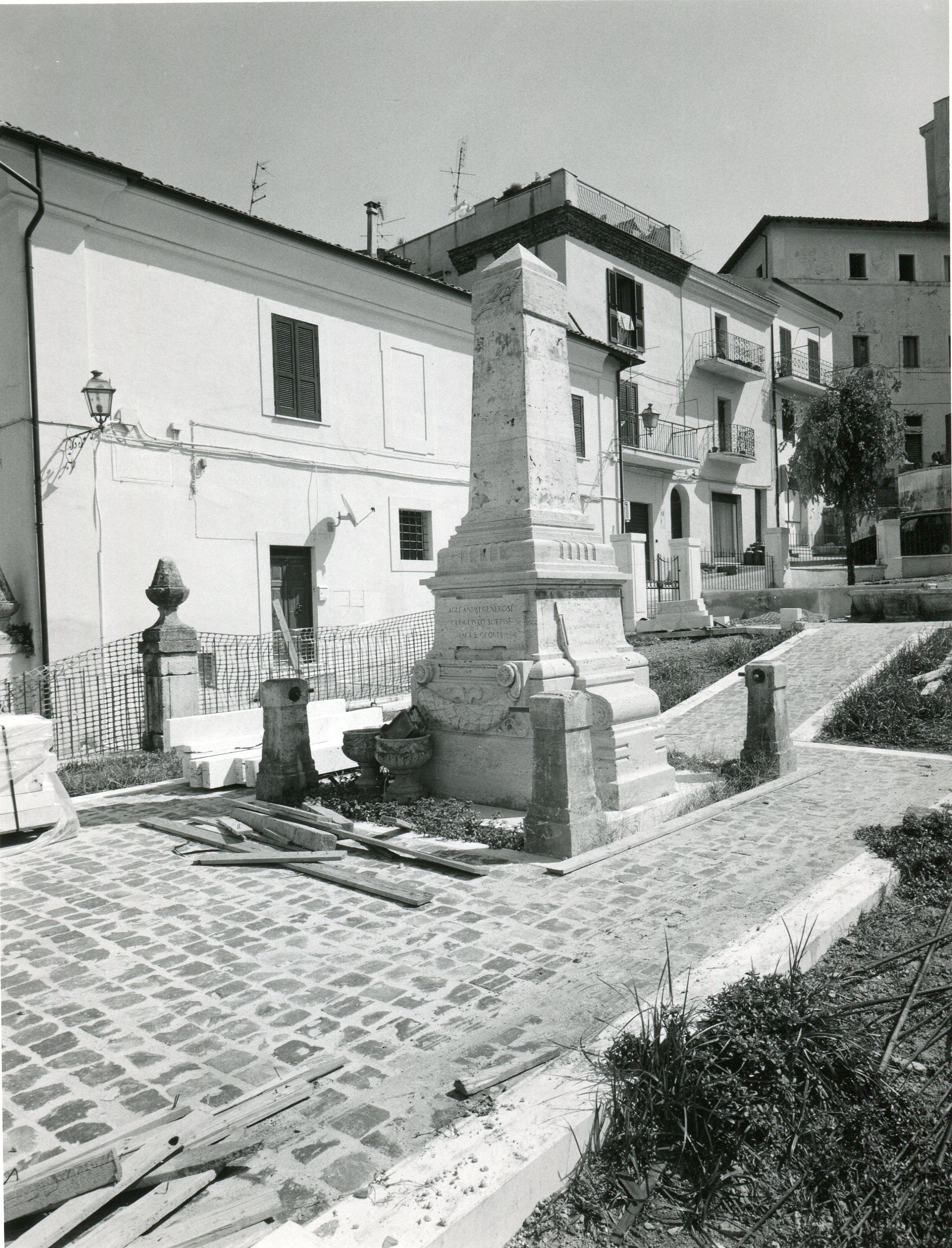 monumento ai caduti - ad obelisco - ambito laziale (sec. XX)