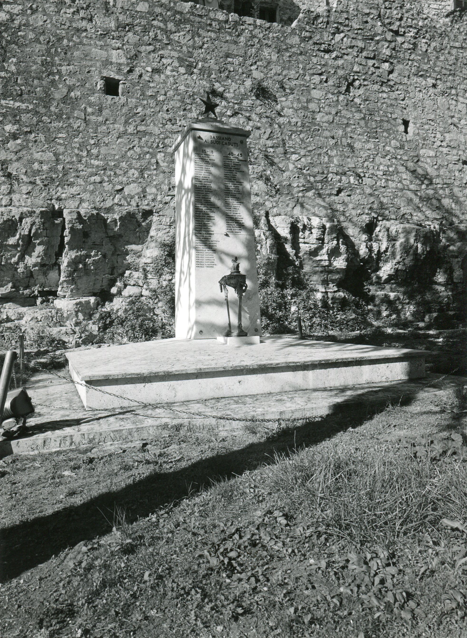 monumento ai caduti - a basamento - ambito laziale (sec. XX)