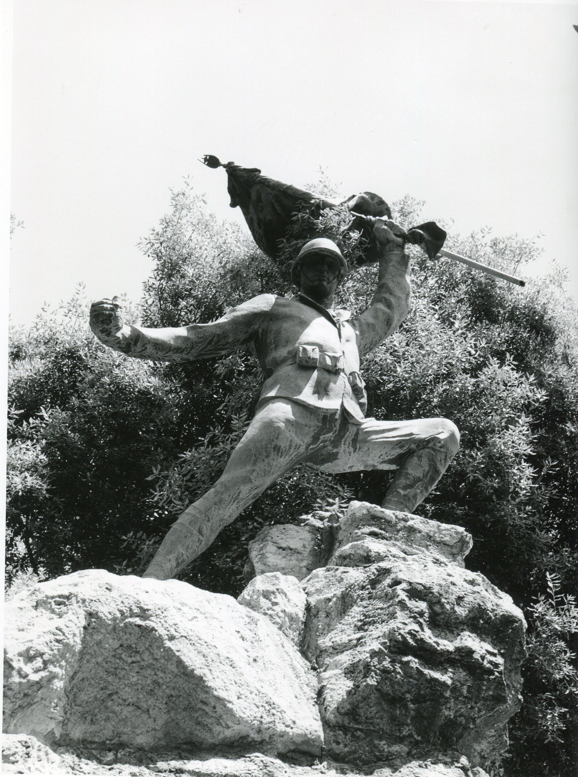 figura di soldato che porta la bandiera, figura di soldato: fante (monumento ai caduti) di Tamagnini Torquato (sec. XX)