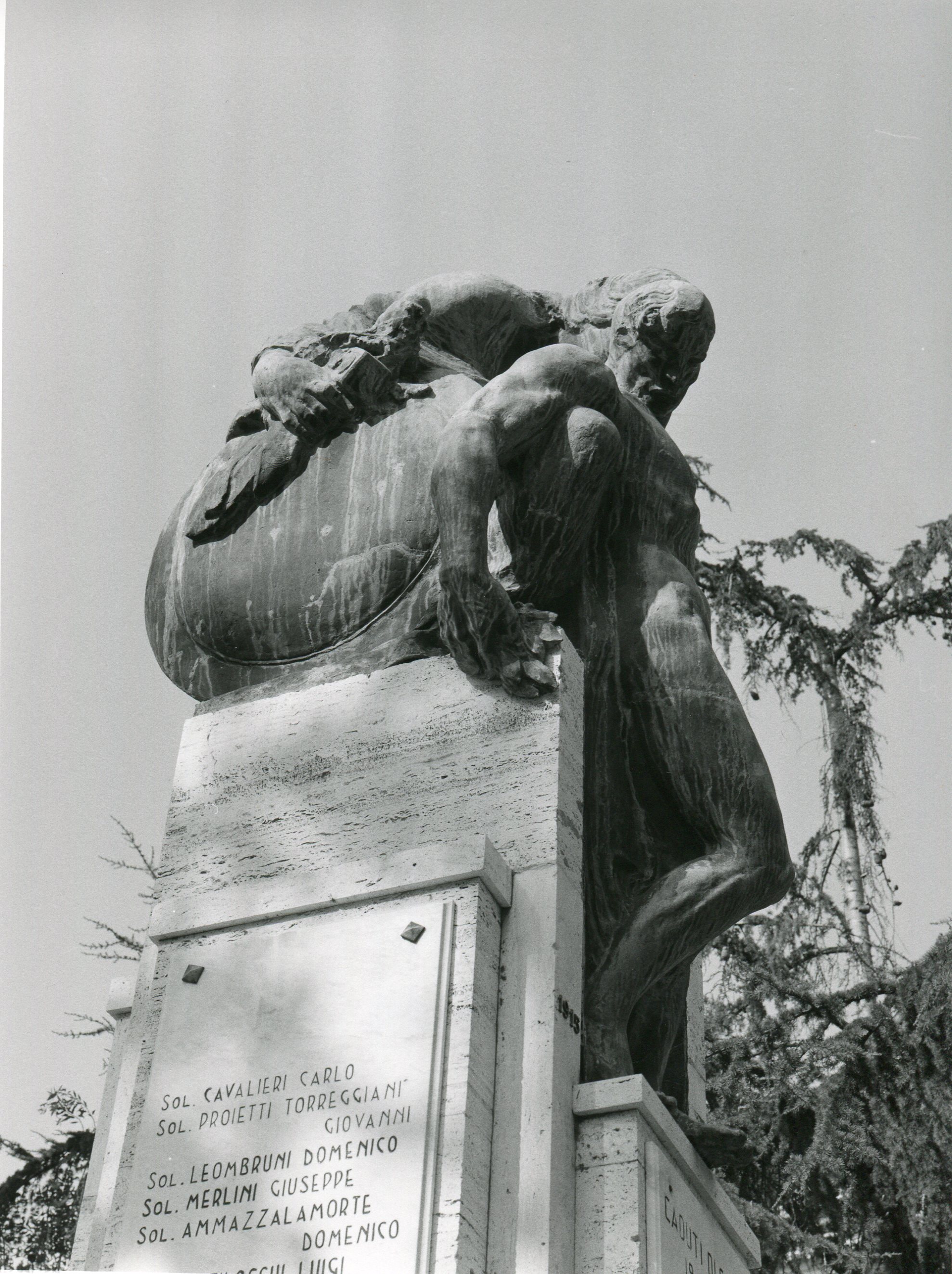 allegoria della morte del soldato (monumento ai caduti - a basamento) di Tonnini Giuseppe (sec. XX)