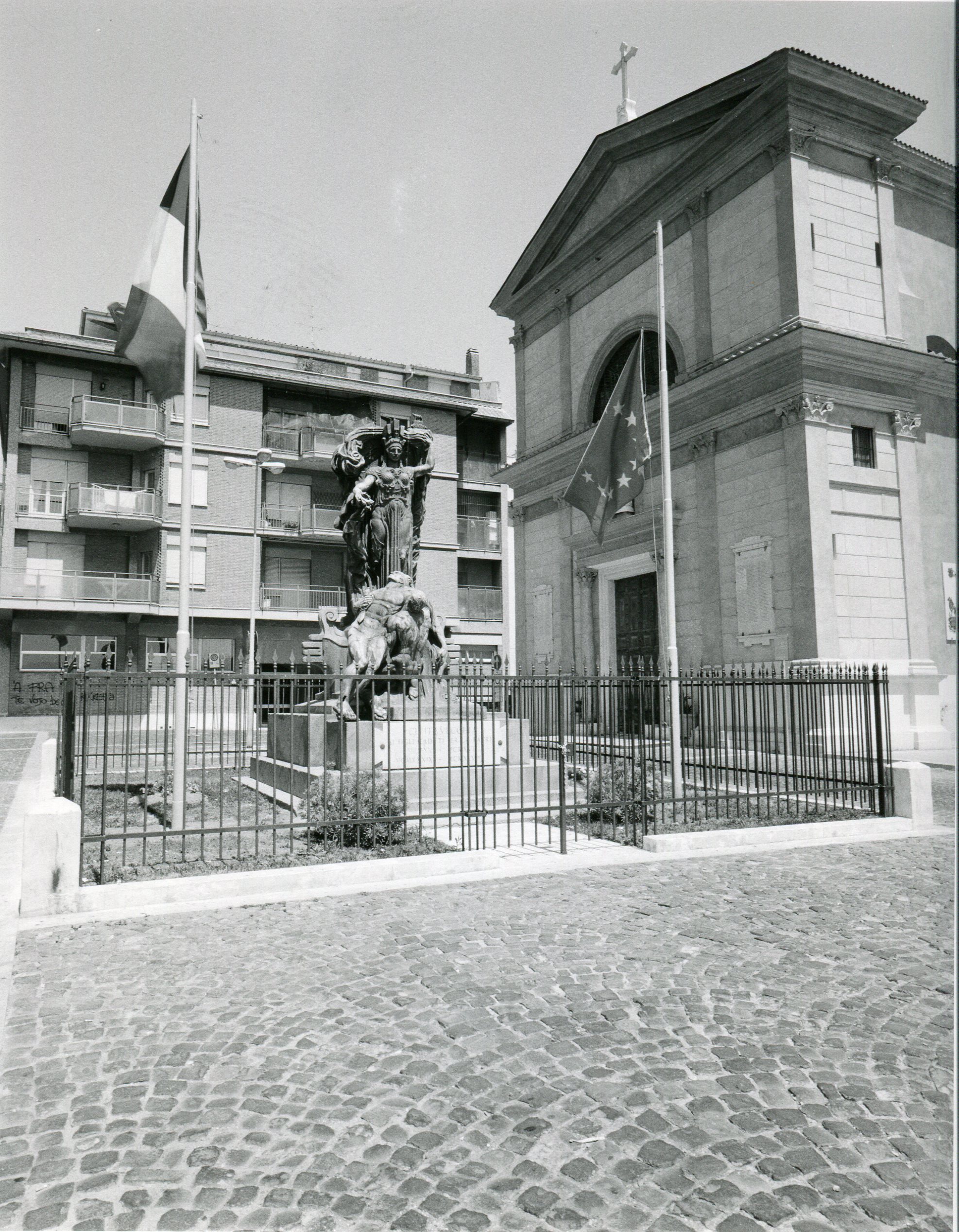 allegoria della morte del soldato (monumento ai caduti) di Riva Giovanni (sec. XX)