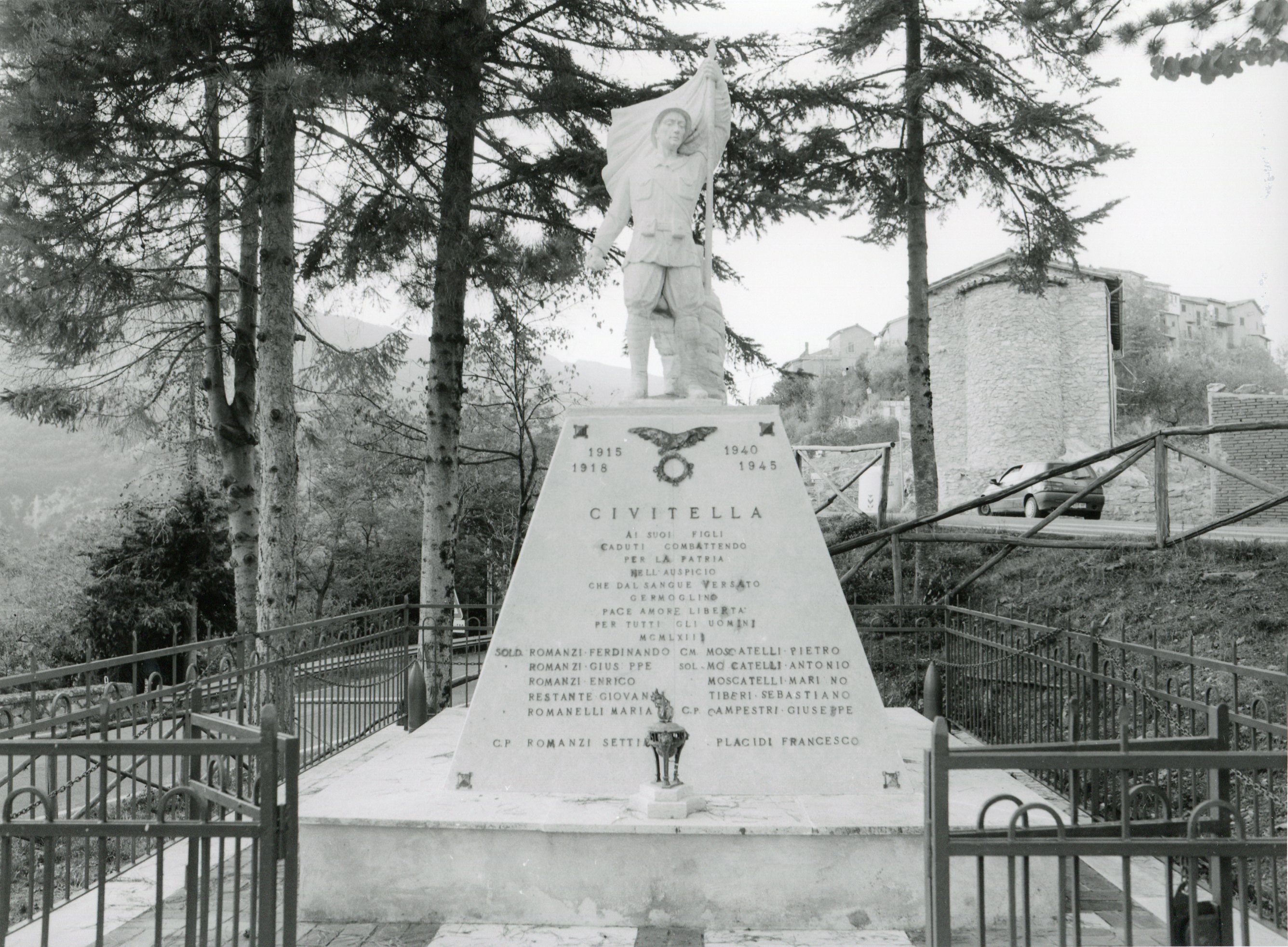 figura di soldato: fante, figura di soldato che porta la bandiera (monumento ai caduti - a piramide) - ambito laziale (sec. XX)