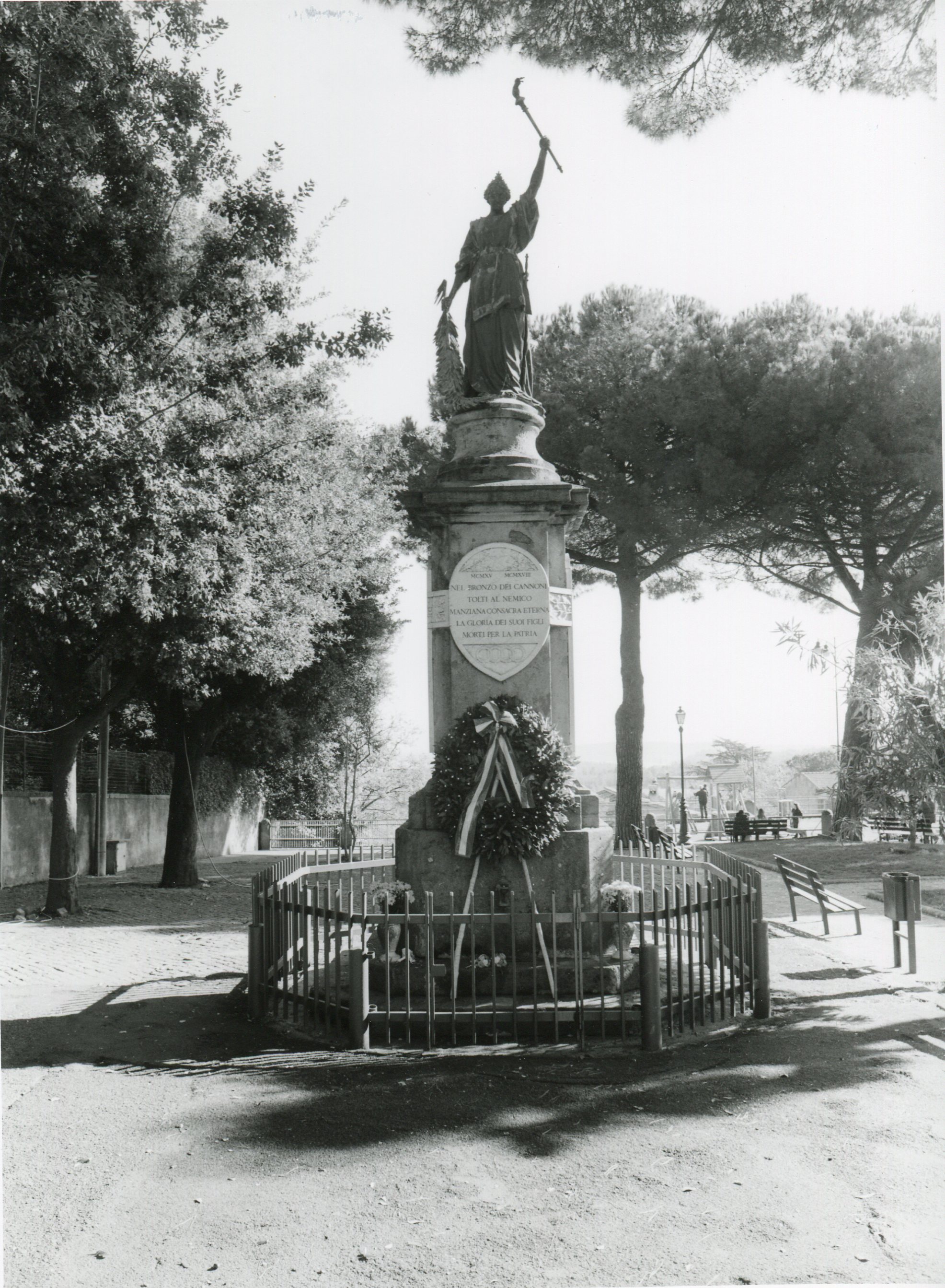 allegoria della Patria (monumento ai caduti - a basamento) di Galli Guido (sec. XX)