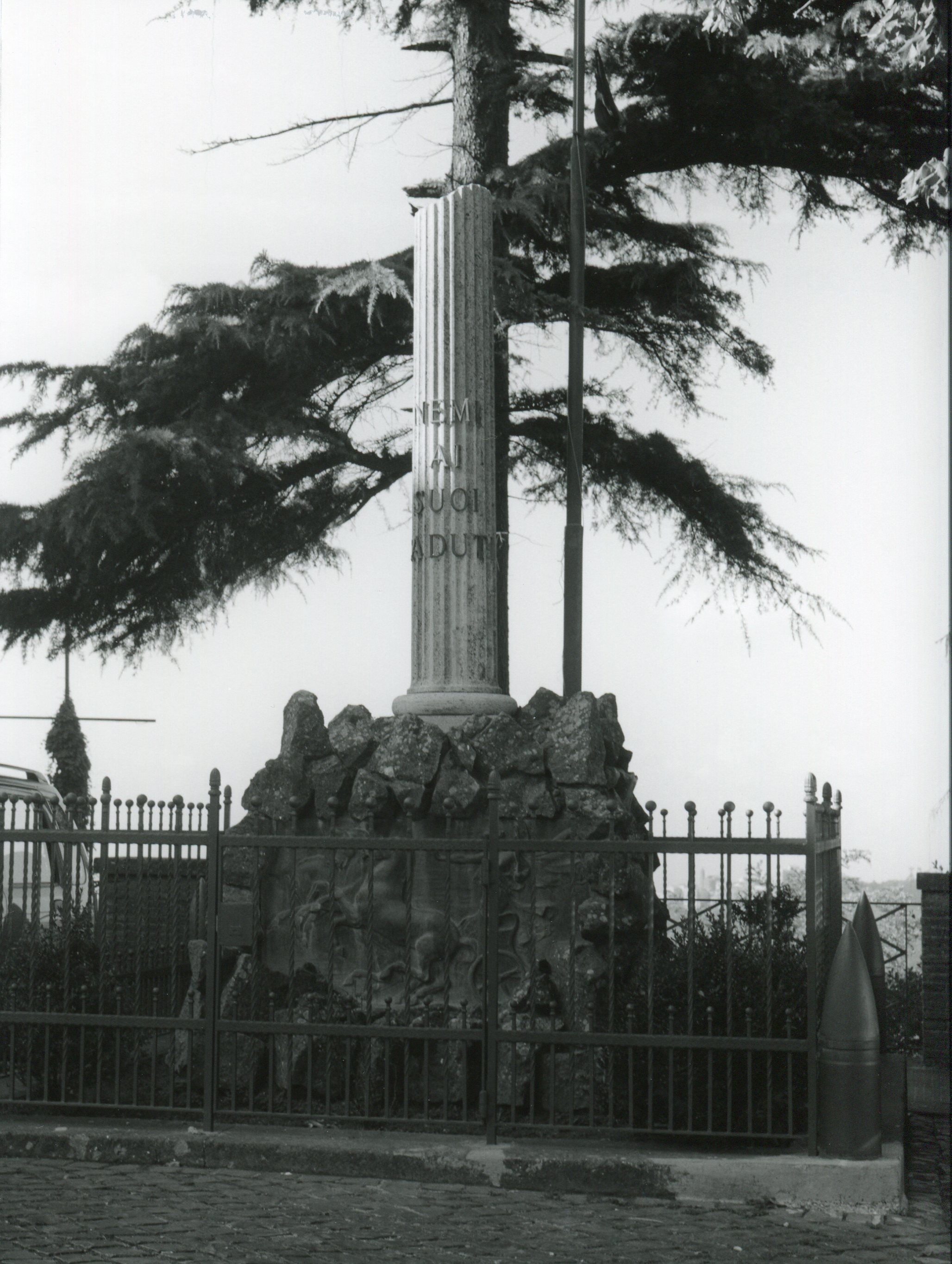 allegoria della Vittoria (monumento ai caduti - a colonna spezzata) di Tamagnini Torquato (sec. XX)