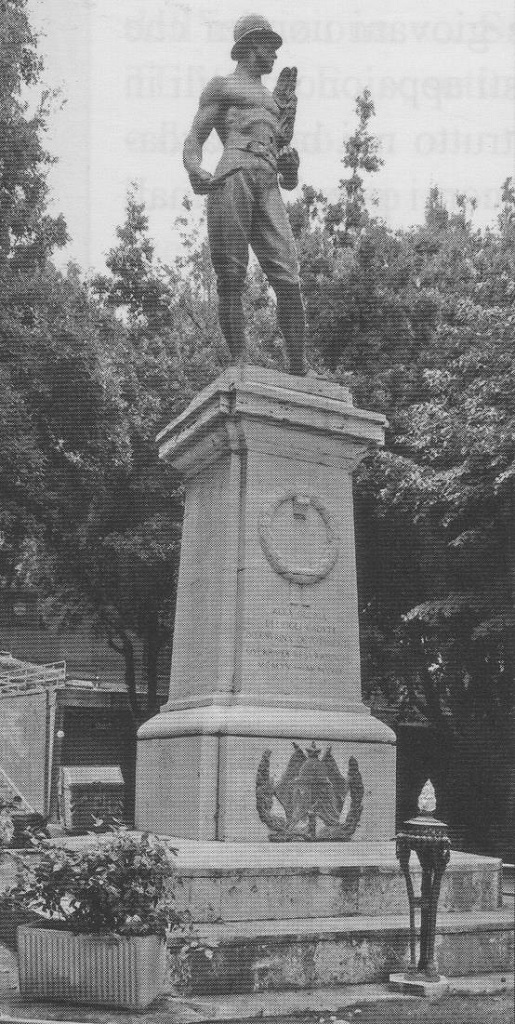 figura di soldato: fante, figura di soldato con allegoria della Vittoria (monumento ai caduti - a basamento) di Parisi Francesco (sec. XX)