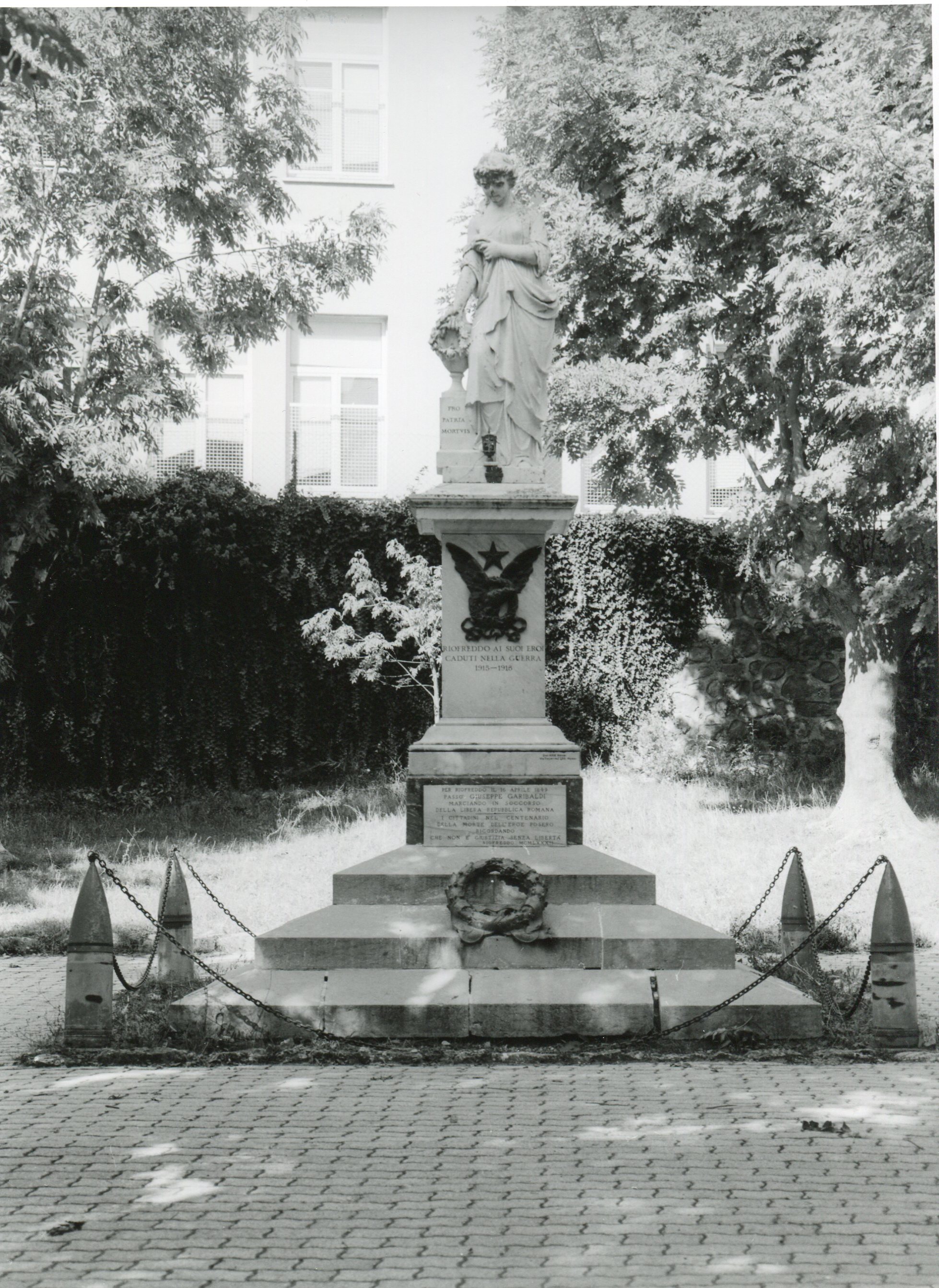 allegoria della Patria (monumento ai caduti - ad obelisco) di Biondi Antonio (sec. XX)