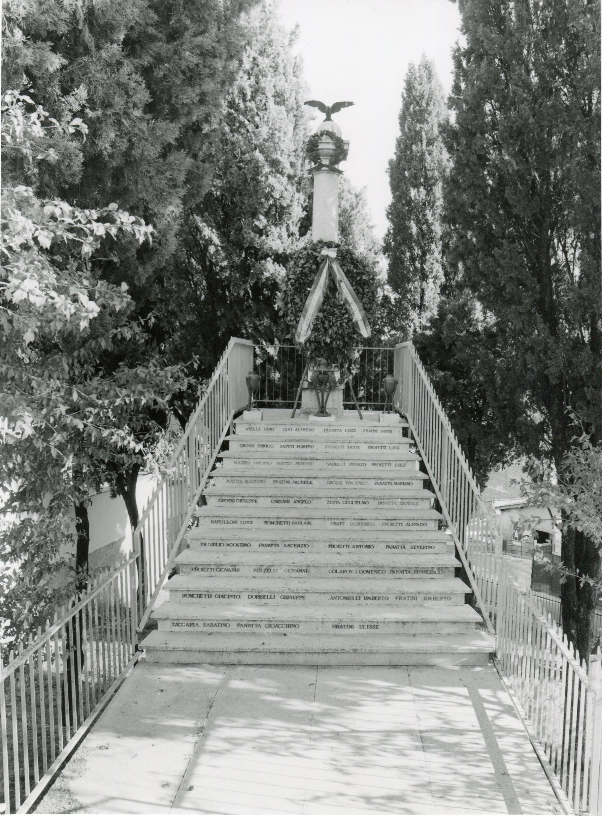 allegoria della Vittoria come aquila (monumento ai caduti - ad obelisco) - ambito laziale (sec. XX)