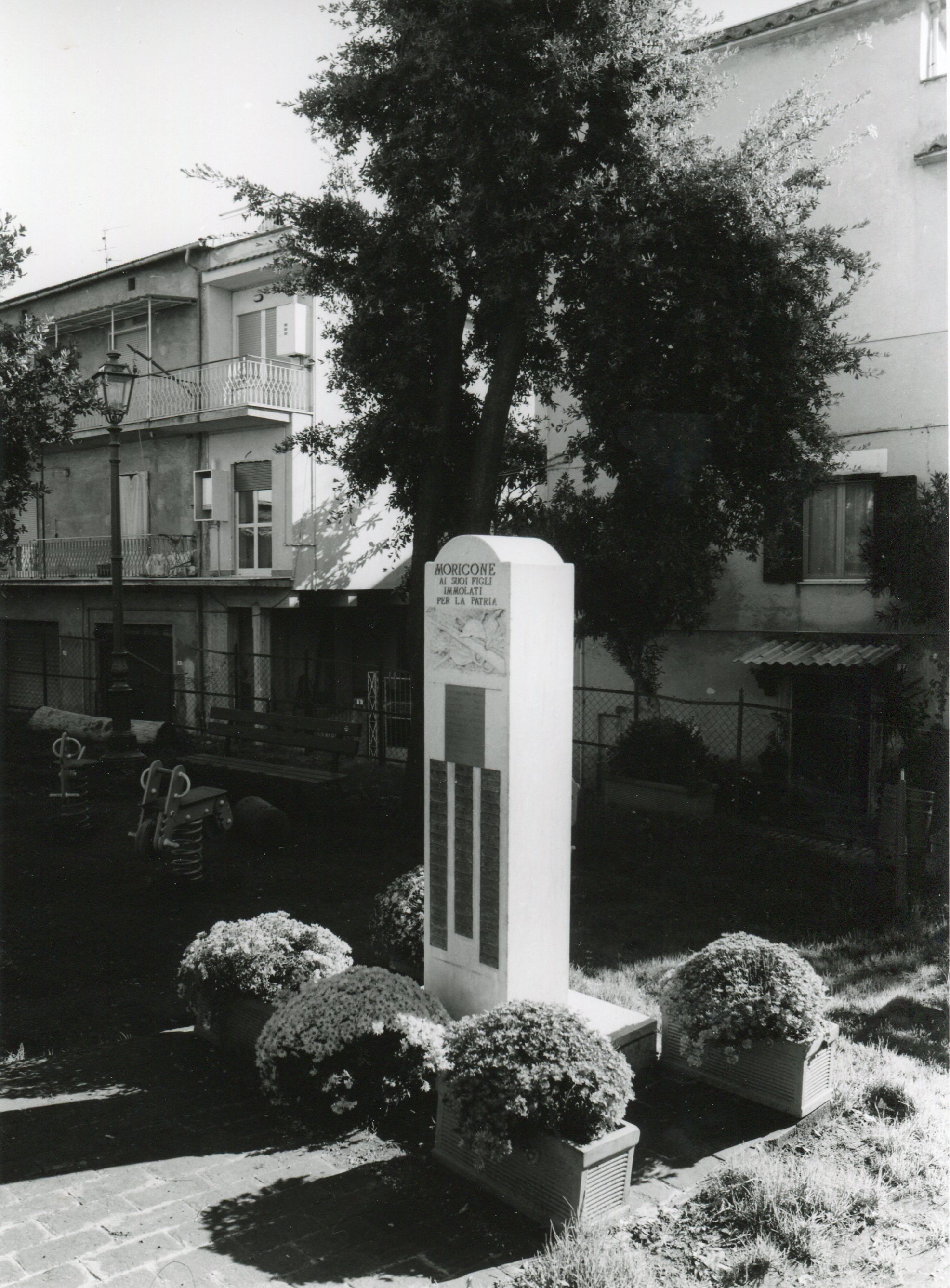 monumento ai caduti - a stele di Latini Ezio (sec. XX)