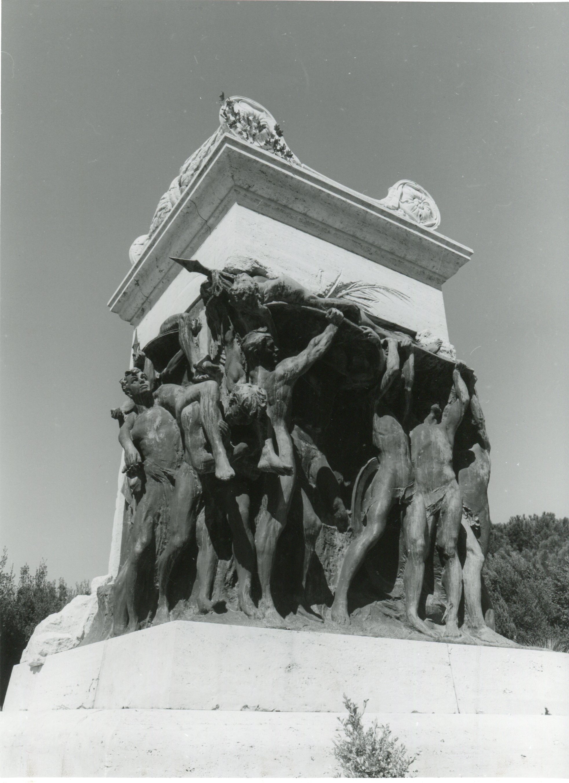allegoria della morte del soldato (monumento ai caduti - ad ara) di Fontana Carlo (sec. XX)