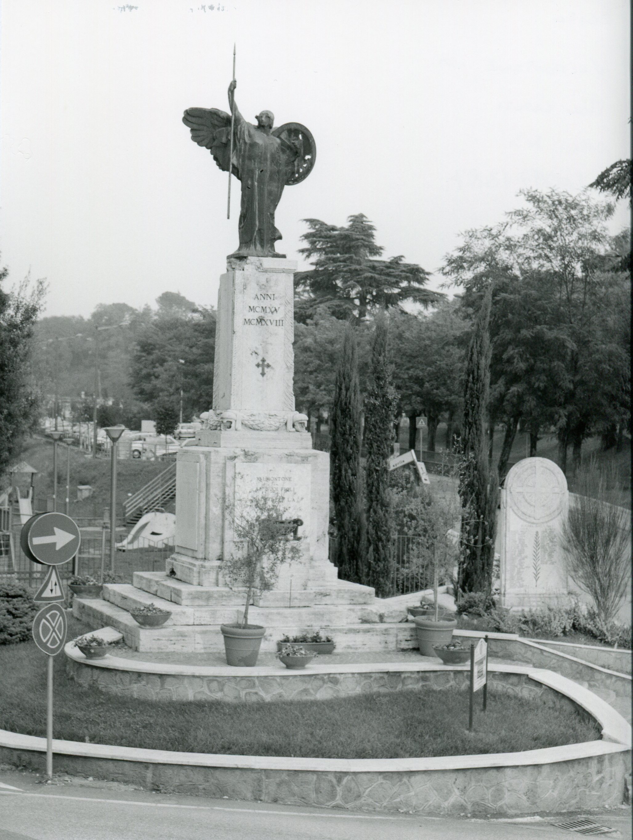 allegoria della Vittoria (monumento ai caduti - a basamento) di Jacobucci Giovanni (sec. XX)