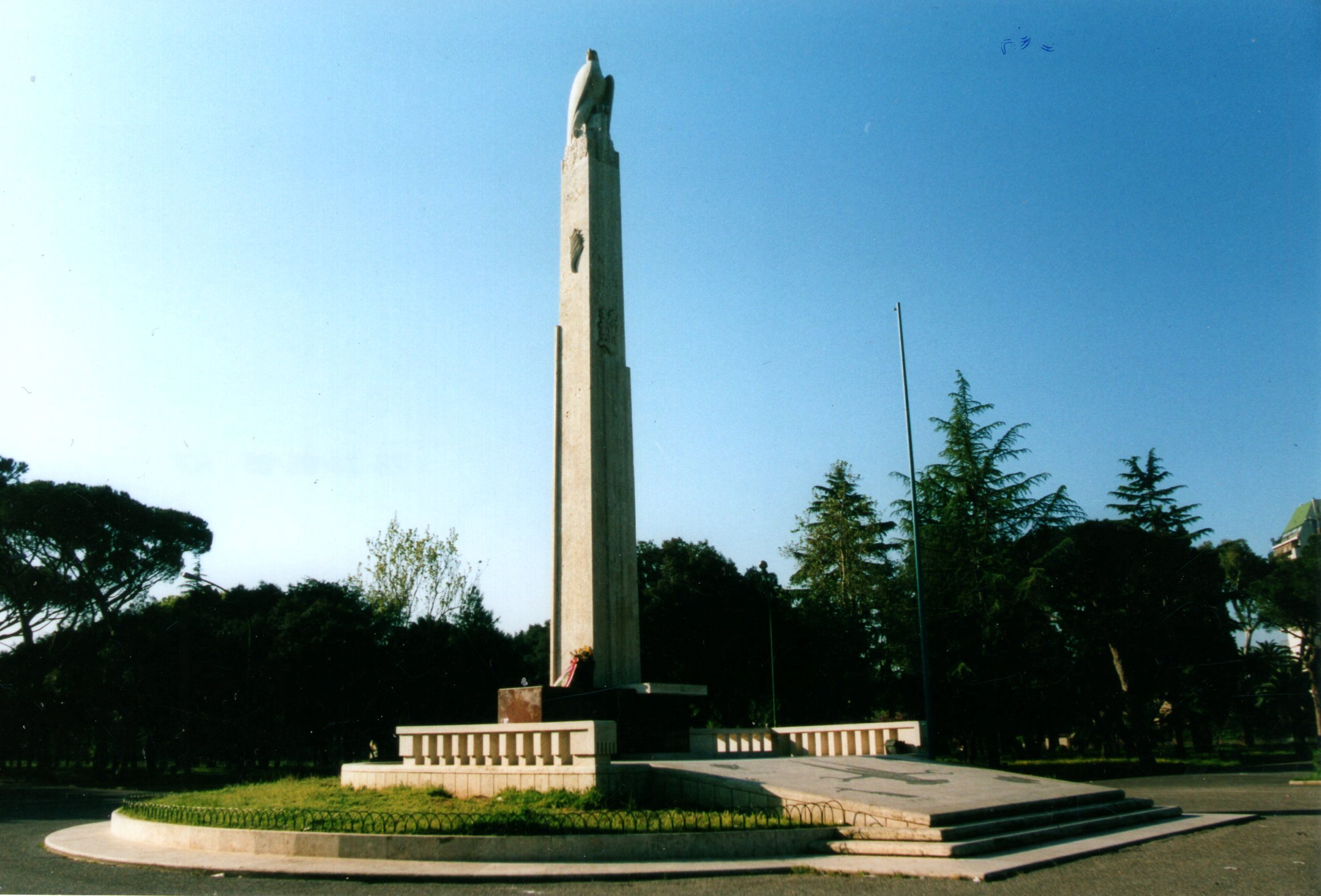 allegoria della Vittoria come aquila (monumento ai caduti - ad obelisco) di Frezzotti Oriolo - ambito laziale (sec. XX)