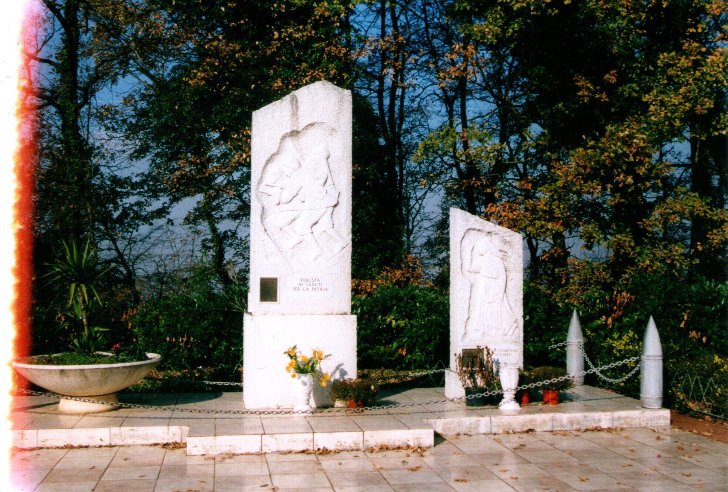 figure di soldati in combattimento (monumento ai caduti - a stele) - ambito laziale (sec. XX)