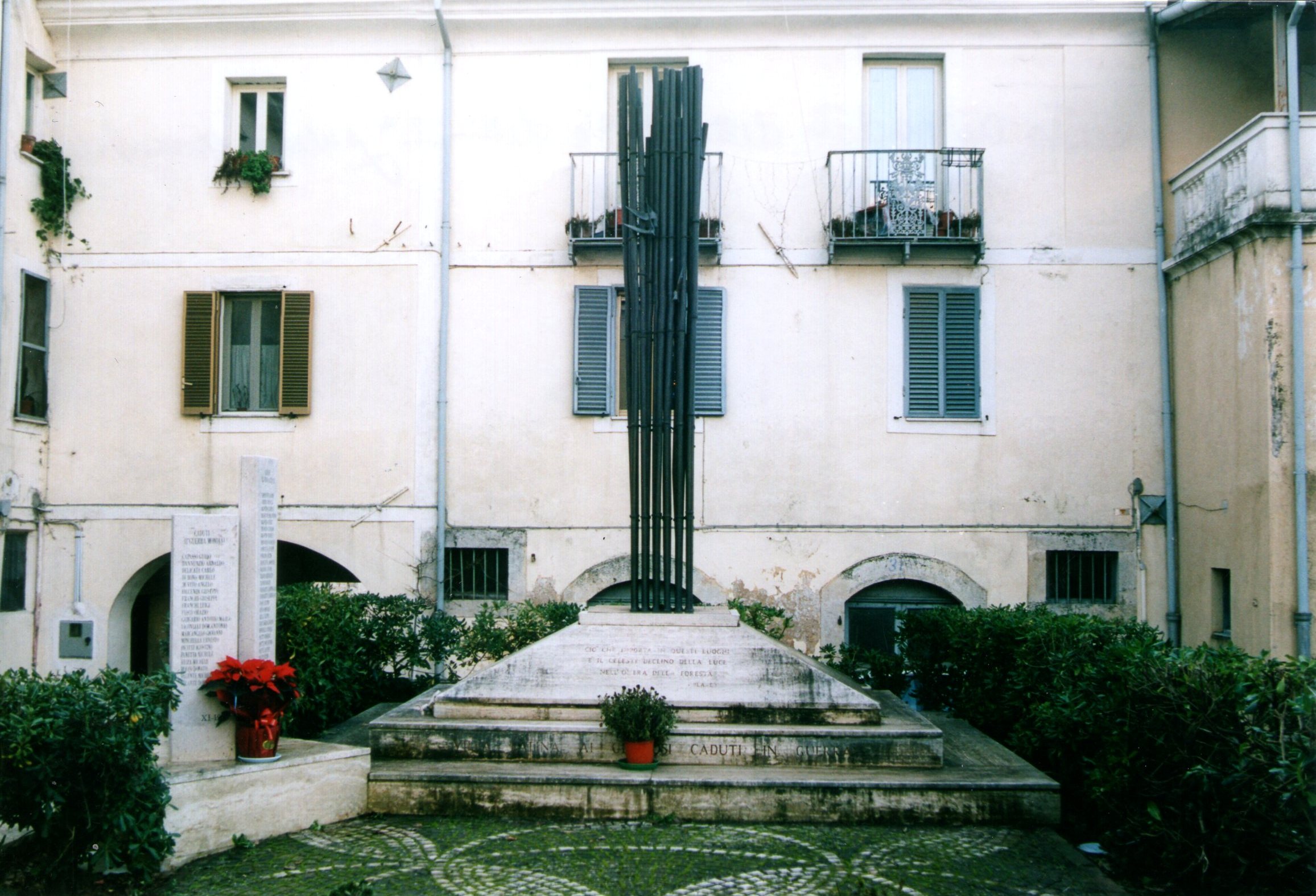 canneto con tre rondini in volo (monumento ai caduti) di Gatto Antonio - ambito laziale (sec. XX)