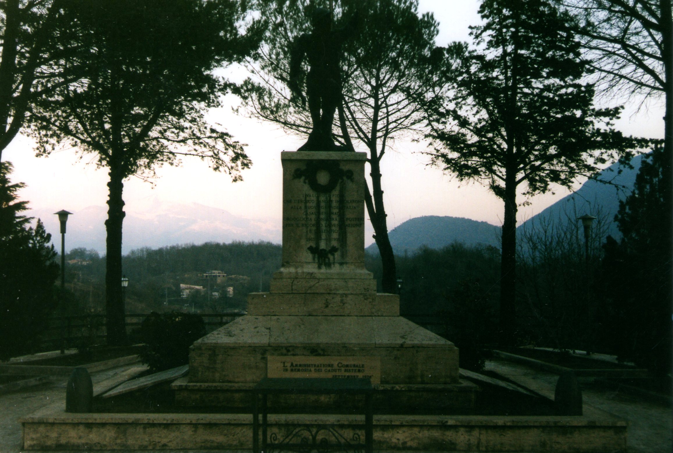 figura di soldato in combattimento (monumento ai caduti) di Fonderia San Michele (sec. XX, sec XX)