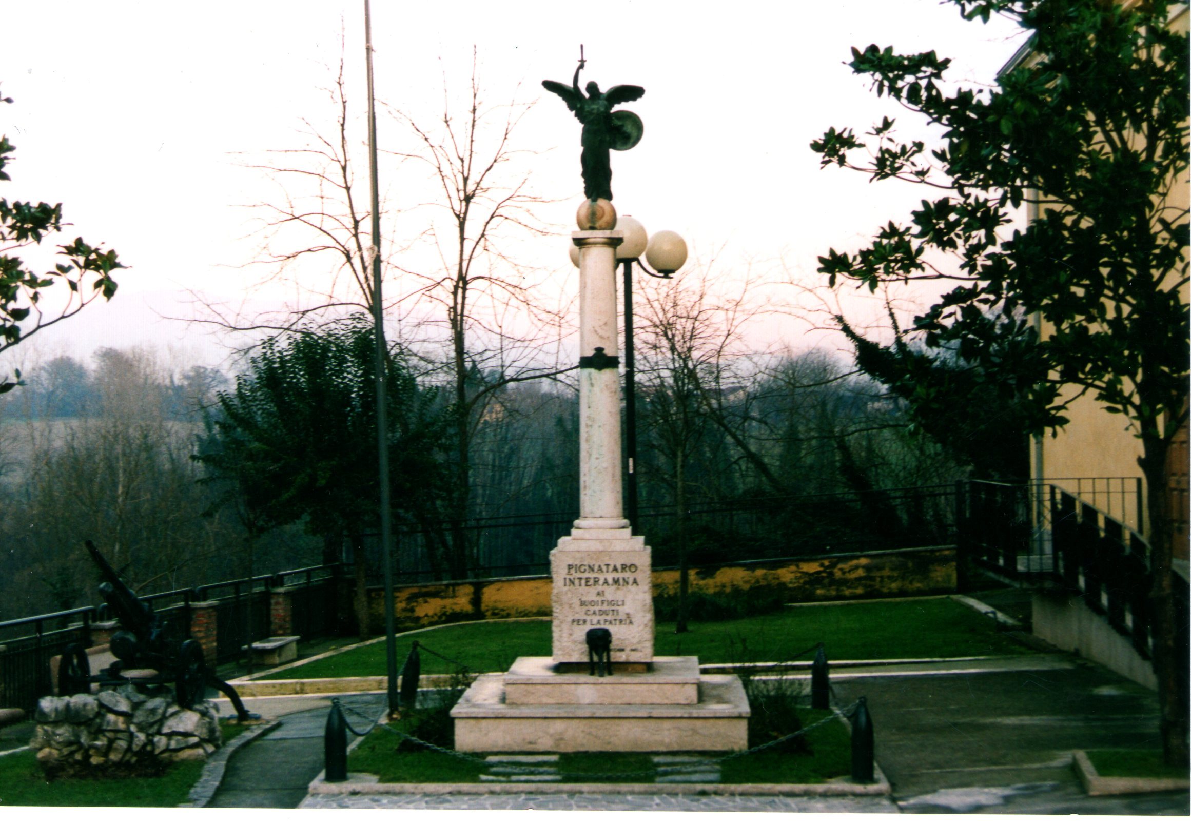 allegoria della Vittoria (monumento ai caduti - a colonna) - ambito laziale (sec. XX)