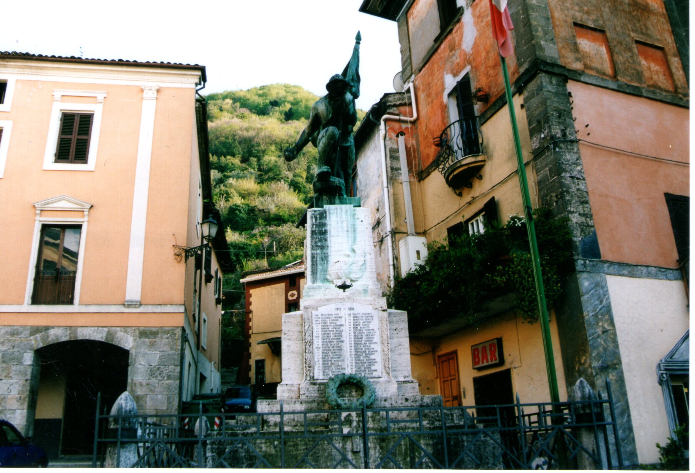 figura di soldato che porta la bandiera, figura di soldato: fante (monumento ai caduti - a basamento) - ambito laziale (sec. XX)