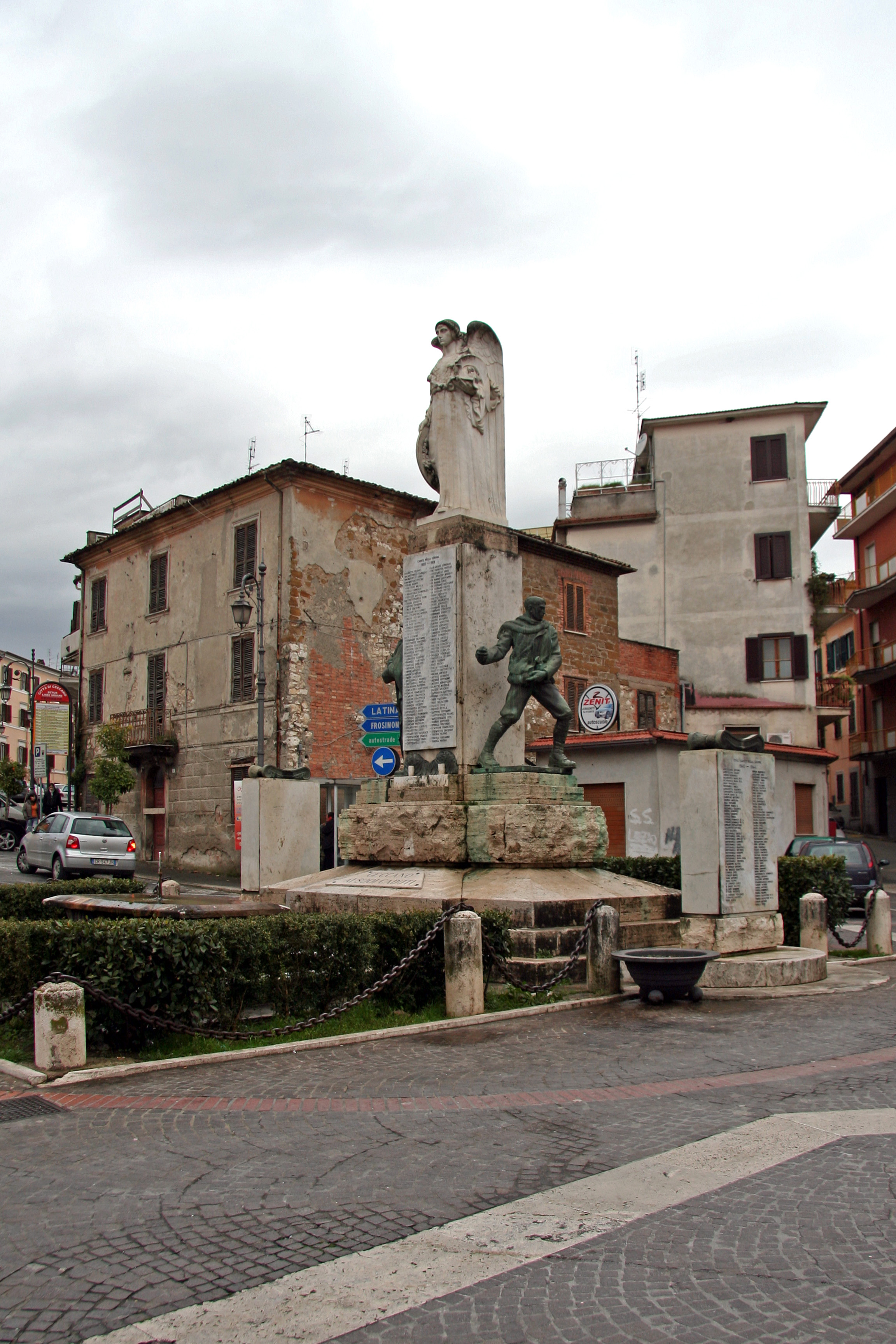 figura di soldato: fante, figura di soldato che lancia una bomba (statua) di Diano Domenico Umberto (sec. XX)