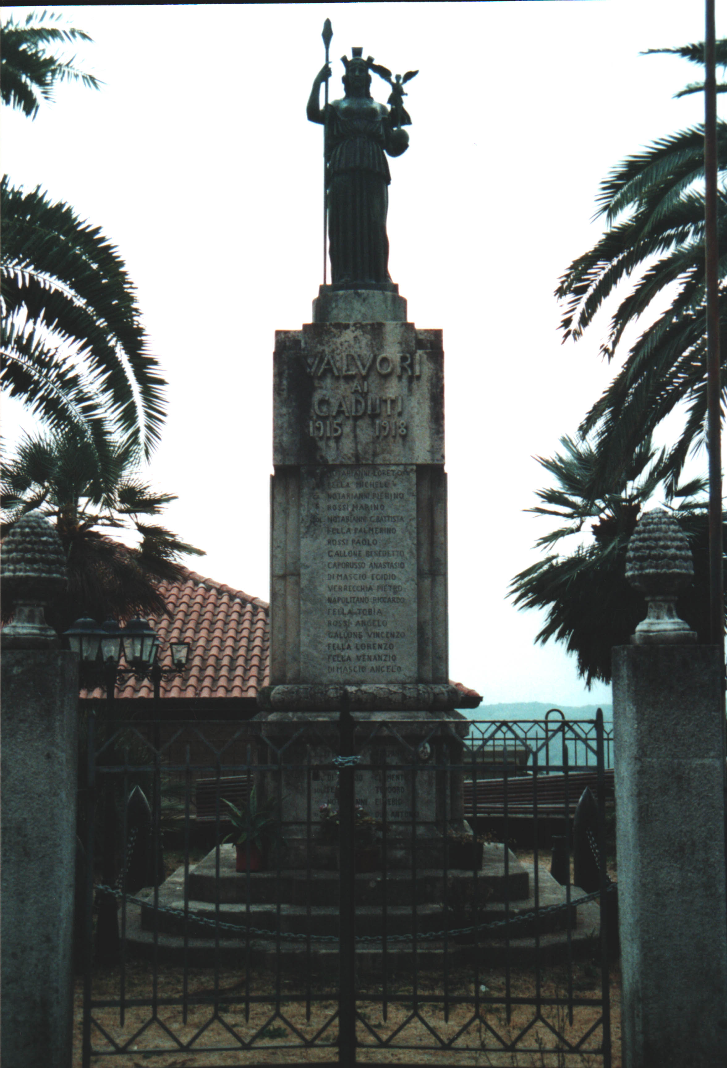 allegoria della Patria sorregge la Vittoria (monumento ai caduti - a basamento) - ambito laziale (sec XX)