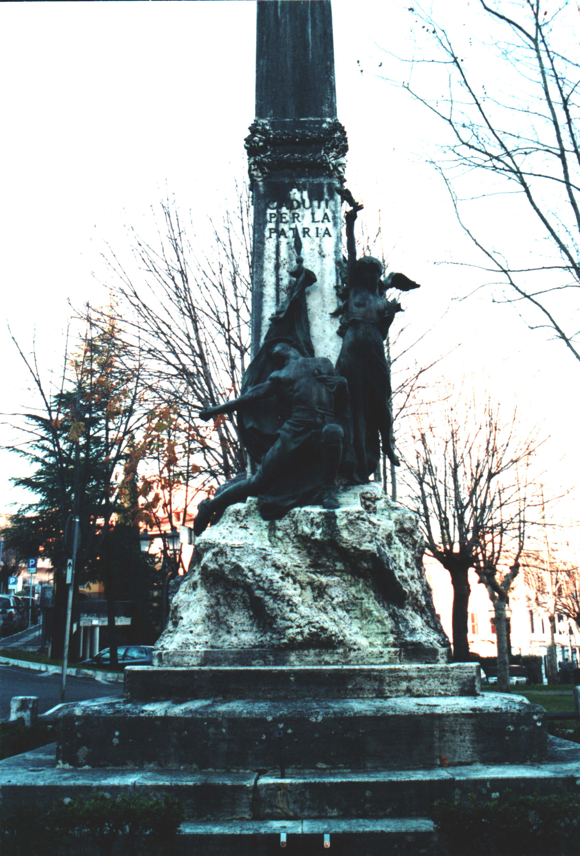 allegoria della morte del soldato, figura di soldato: fante (monumento ai caduti - ad obelisco) di Biscarini Angelo (sec. XX)