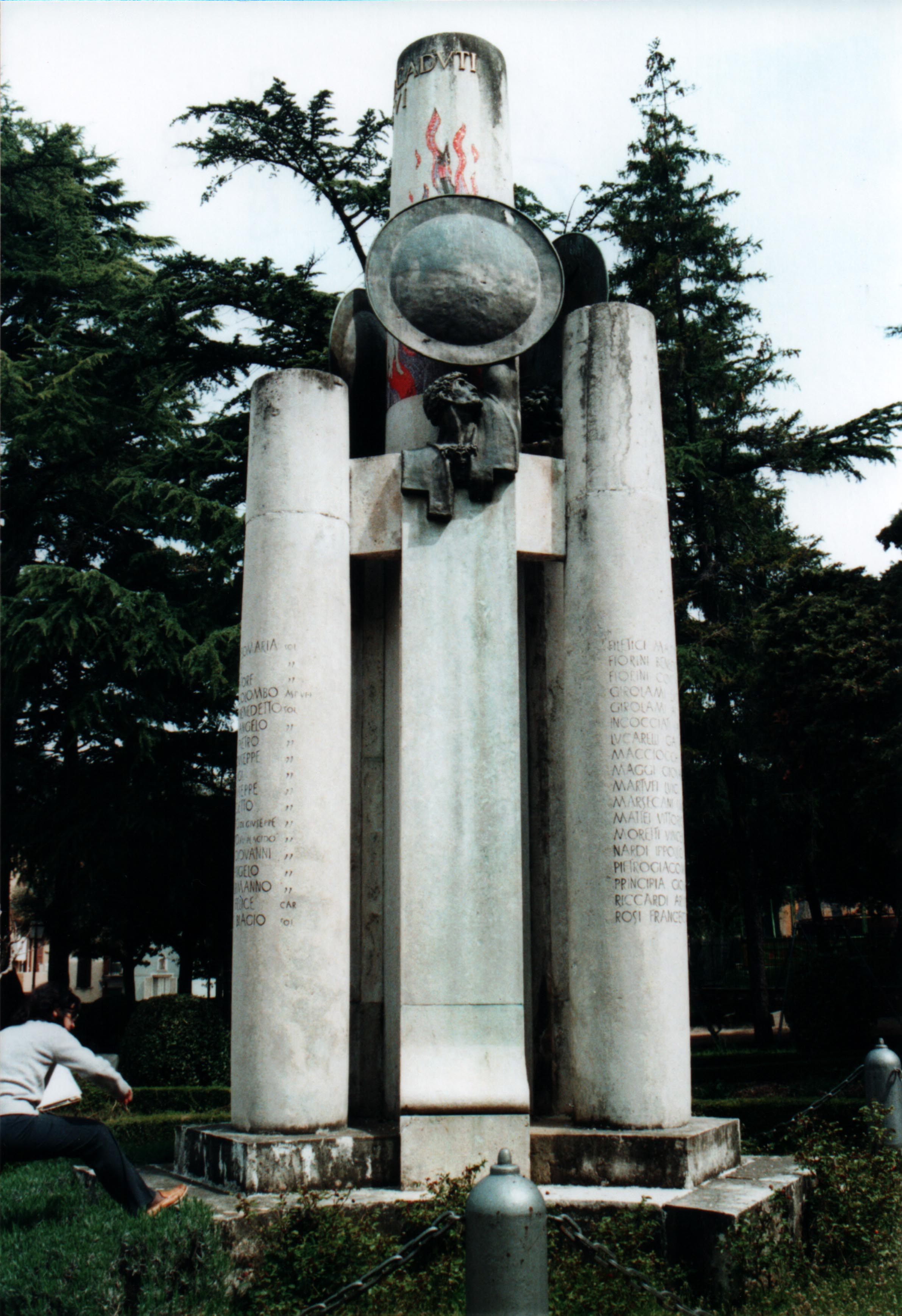 tre busti di soldati con elmo (monumento ai caduti - a colonna) di Cambellotti Duilio (sec. XX)