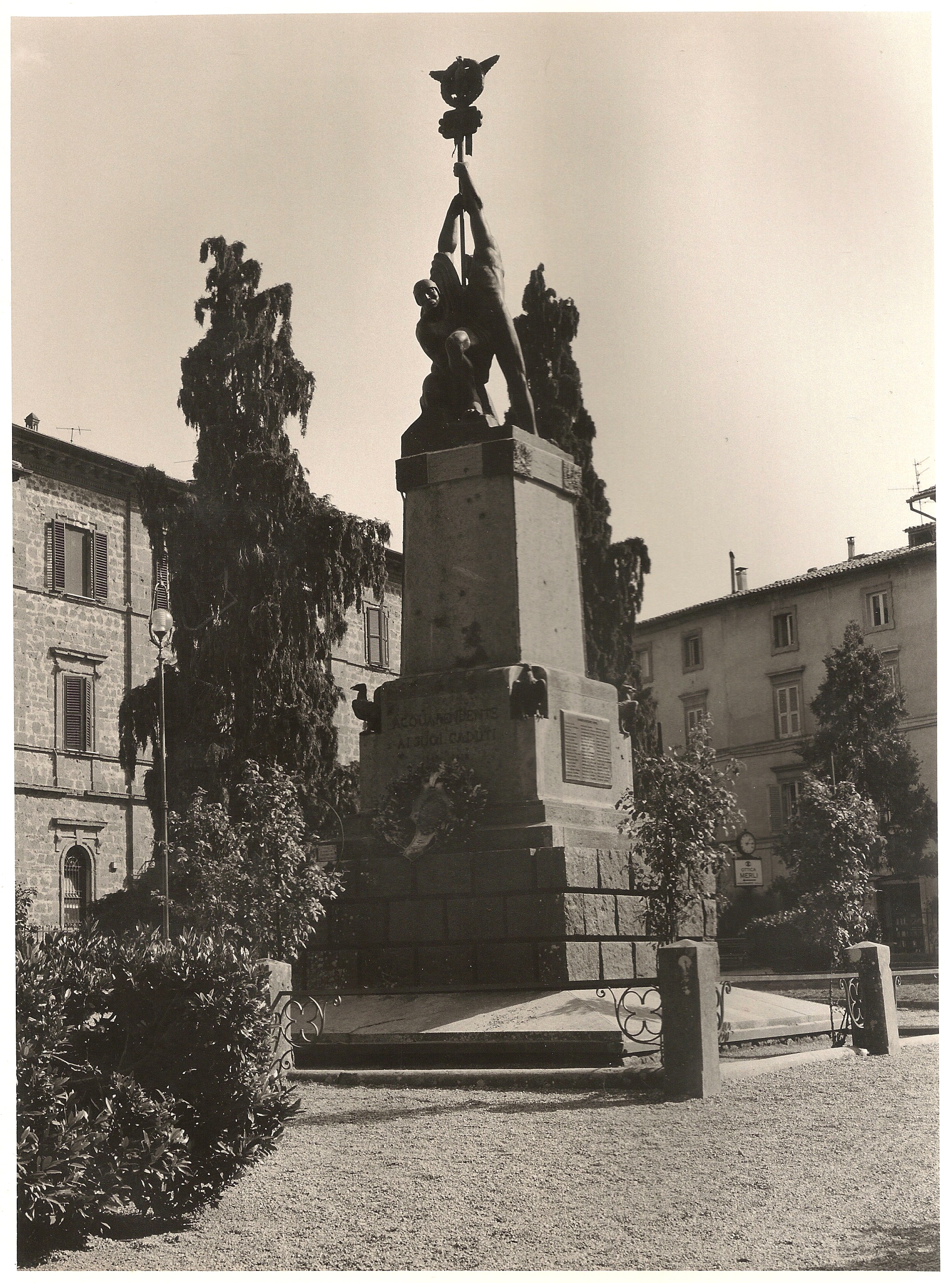 soldati romani innalzano il labaro (monumento ai caduti) di Gera Uno, Fonderia Laganà (sec. XX)