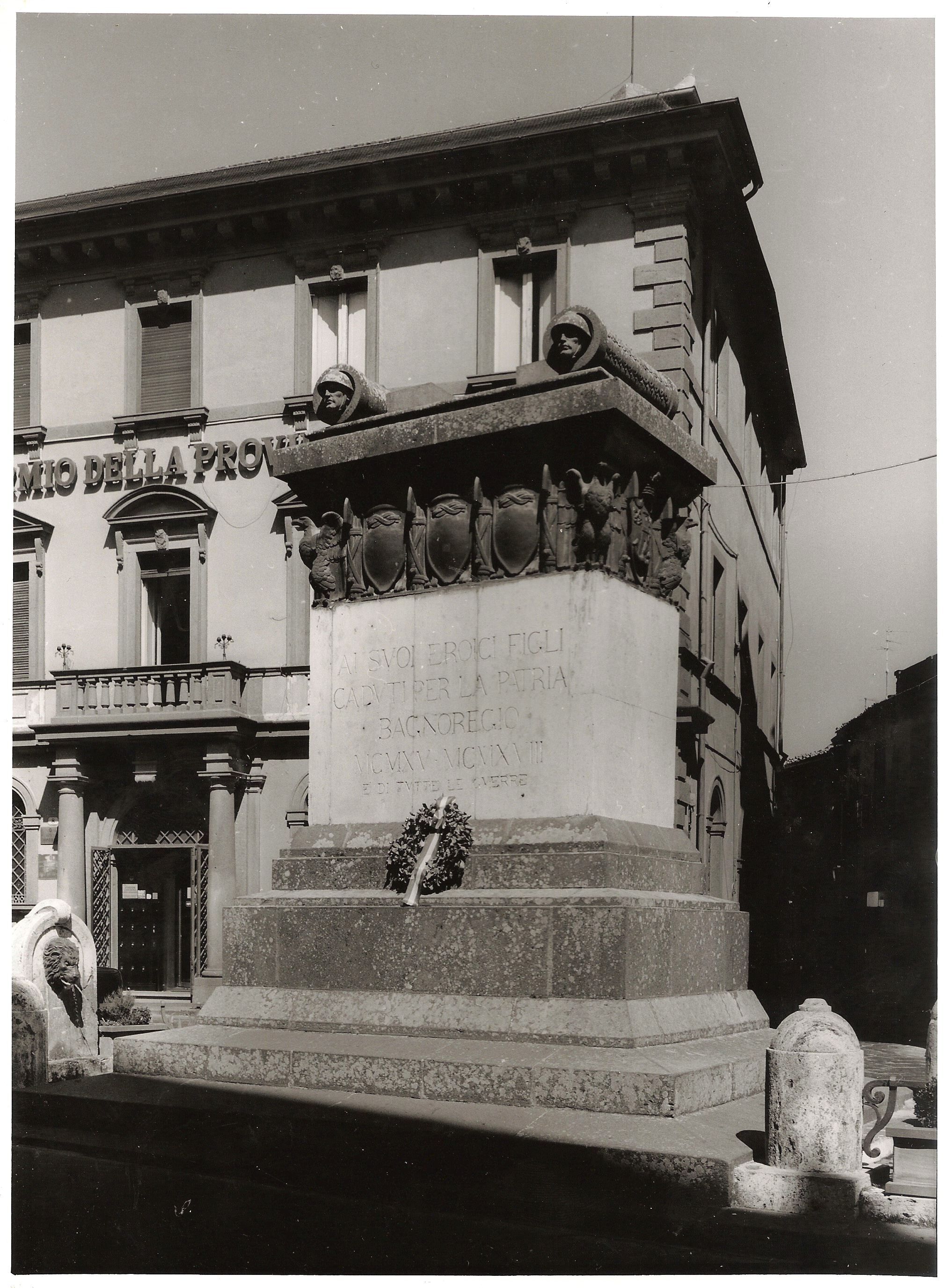 monumento ai caduti - a fontana di Pollidori Paolo, Frezzotti Oriolo, Buongirolami, Porchiella Serafino (sec. XX)