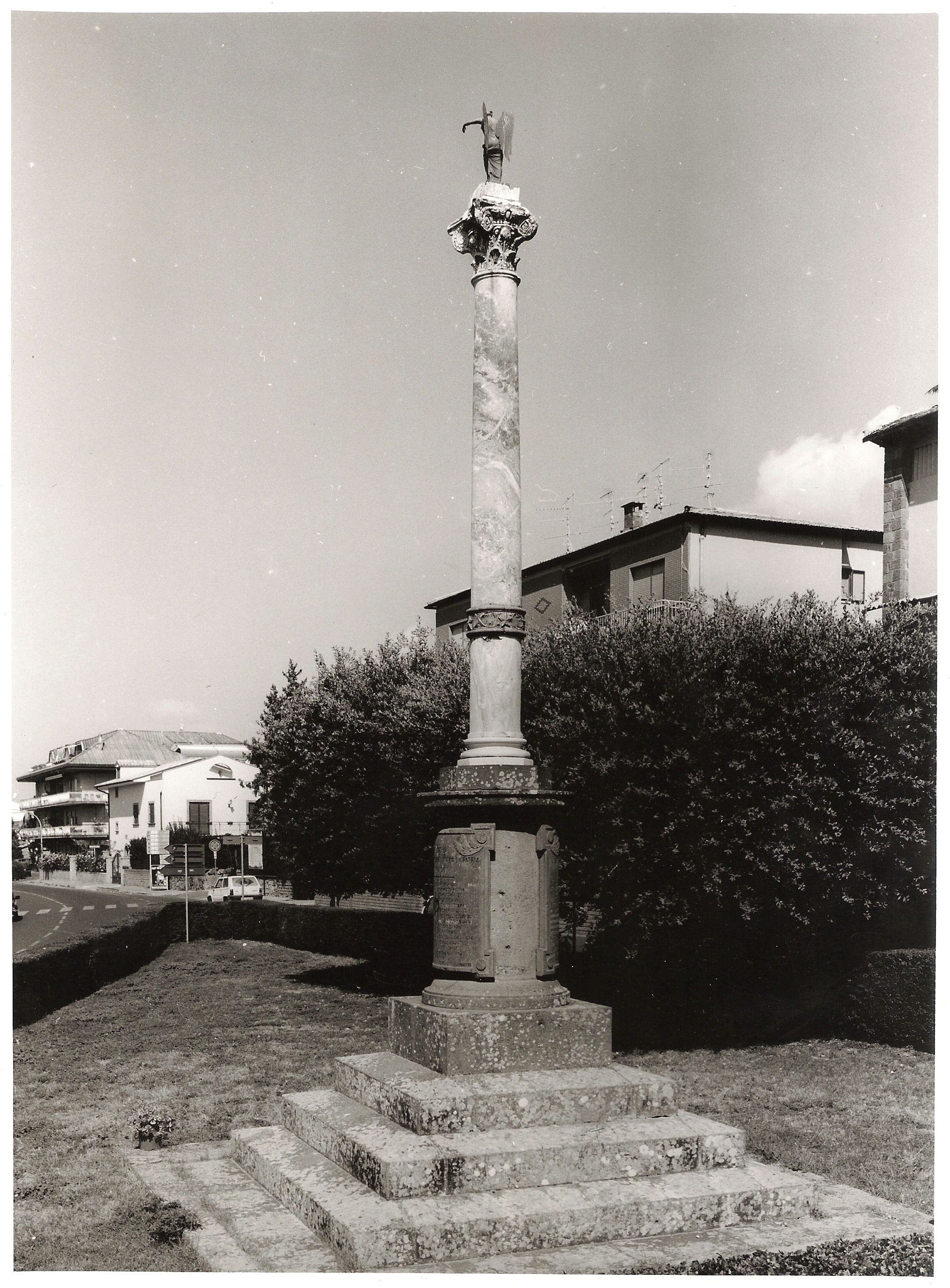 allegoria della Vittoria (monumento ai caduti - a colonna) di Parlante (sec. XX)