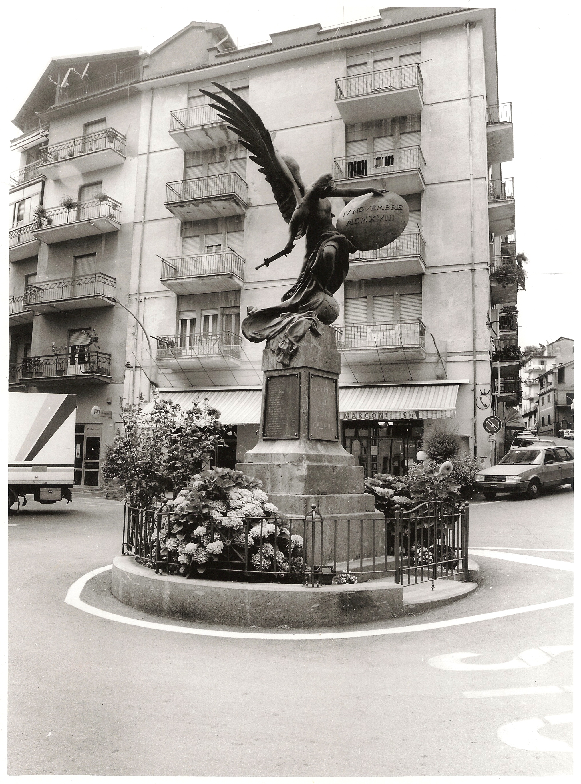 allegoria della Vittoria (monumento ai caduti - a basamento) di Mangionello Giuseppe (sec. XX)