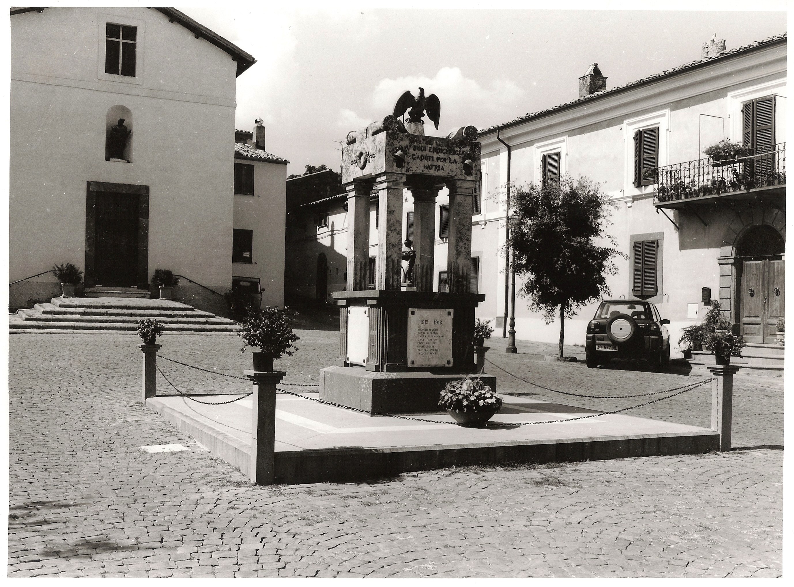 allegoria della Vittoria come aquila (monumento ai caduti - a edicola) di Guidi Benvenuto (sec. XX)