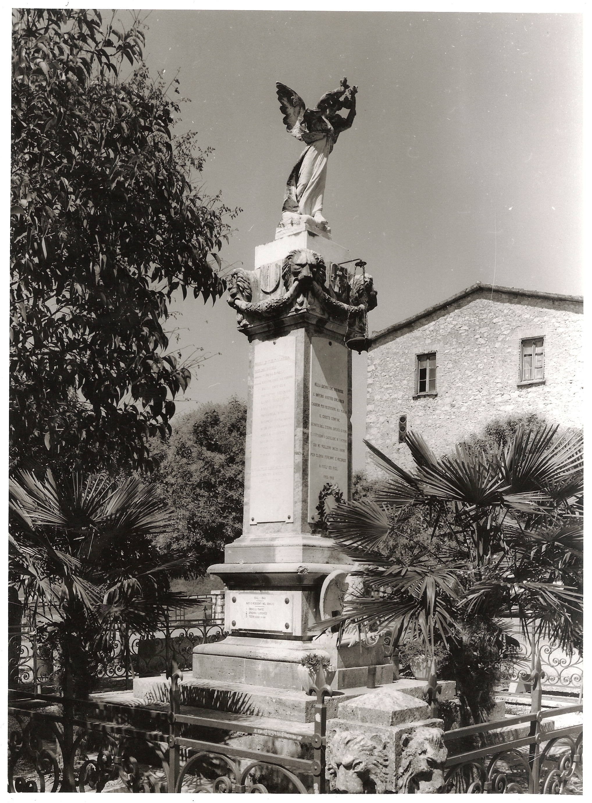 allegoria della Vittoria (monumento ai caduti - ad obelisco) di Montanucci Romolo (sec. XX)