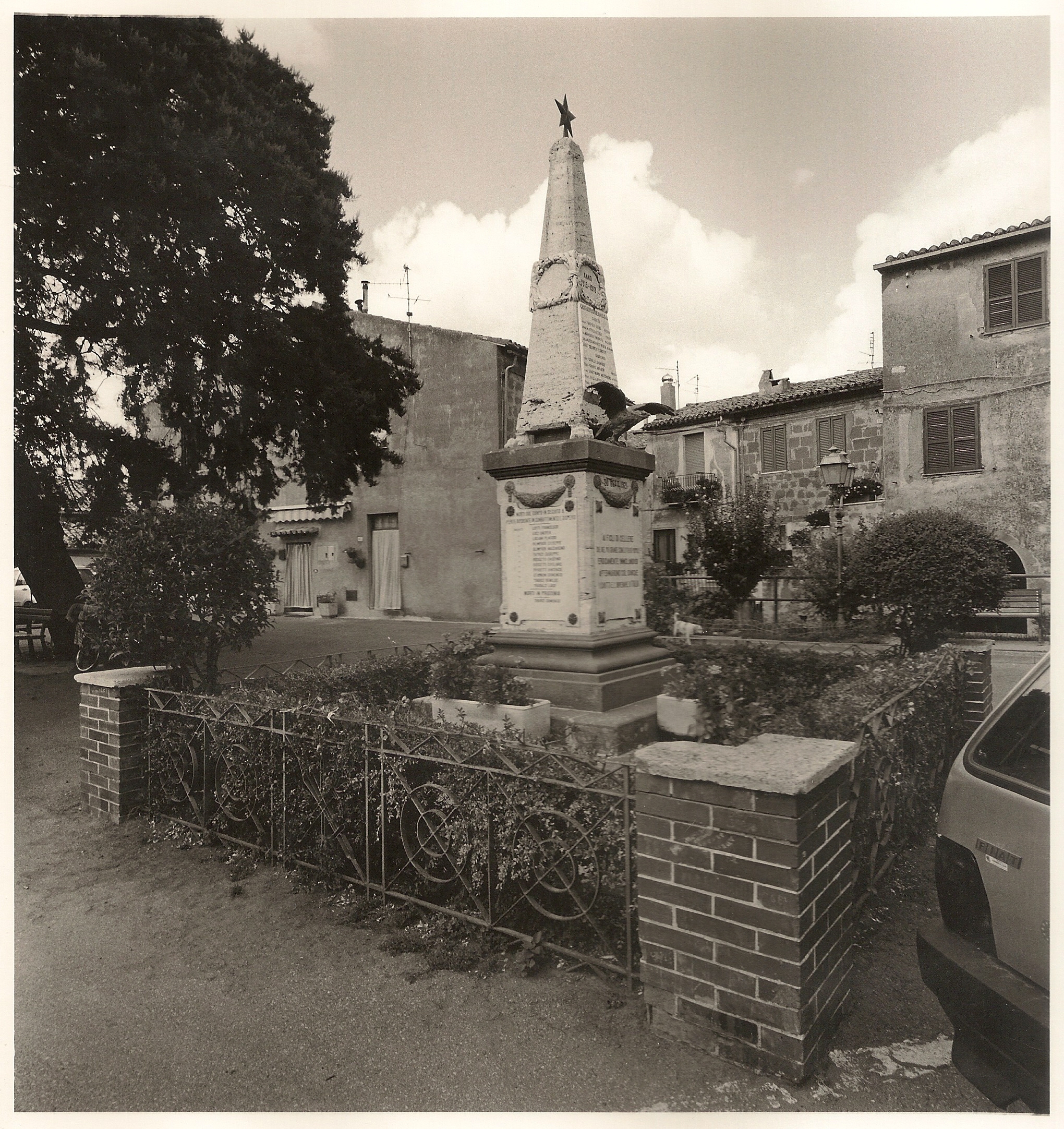 allegoria della Vittoria come aquila (monumento ai caduti - ad obelisco) - ambito viterbese (sec. XX)