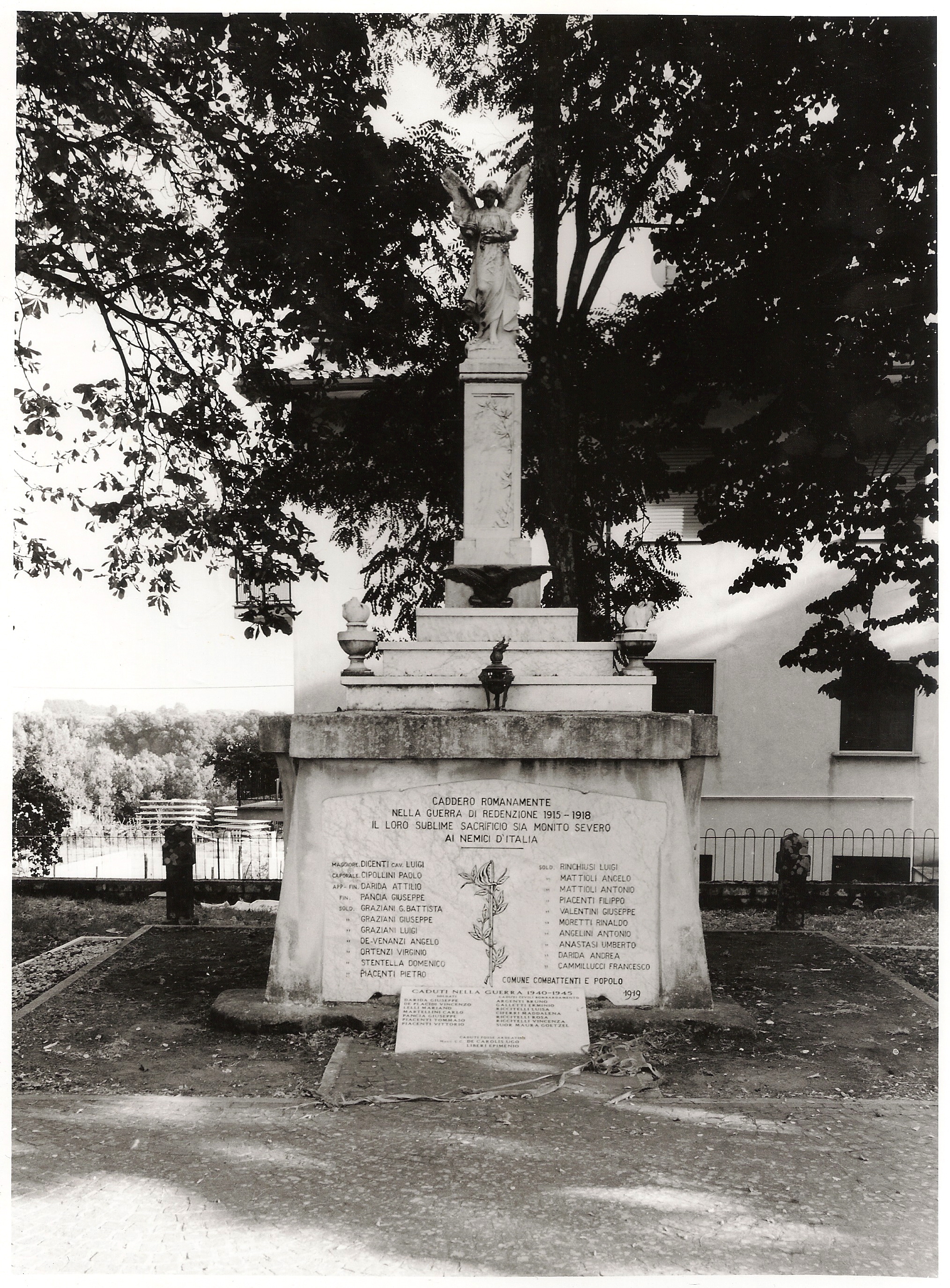 allegoria della Vittoria (monumento ai caduti - ad obelisco) di Ditta Angelini Tito e Ciocchetti Luigi (sec. XX)
