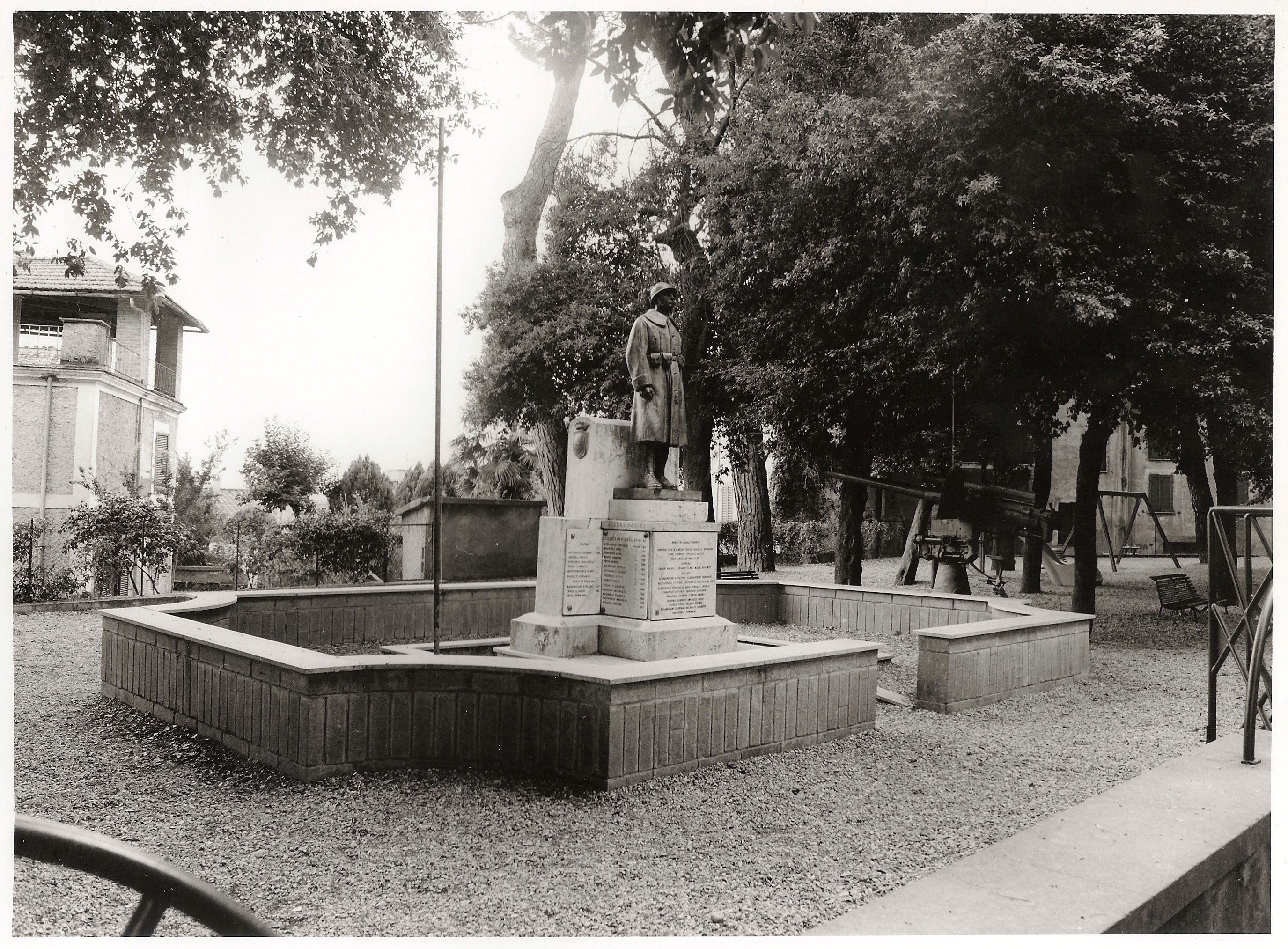 figura di soldato: fante (monumento ai caduti) di D'Amore Benedetto (sec. XX)