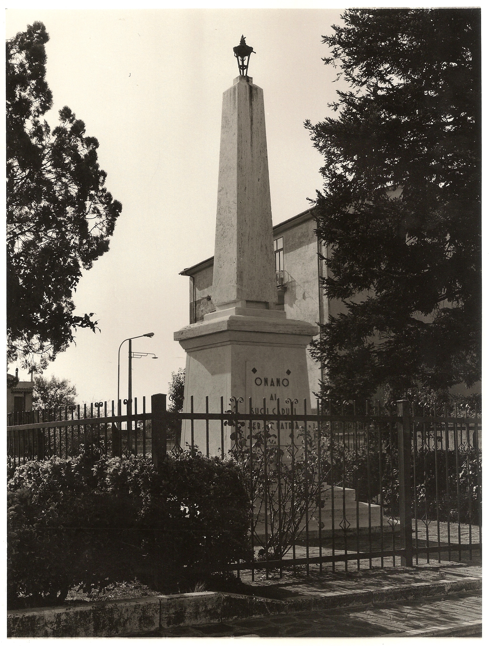 monumento ai caduti - ad obelisco - ambito viterbese (seconda metà sec. XX)