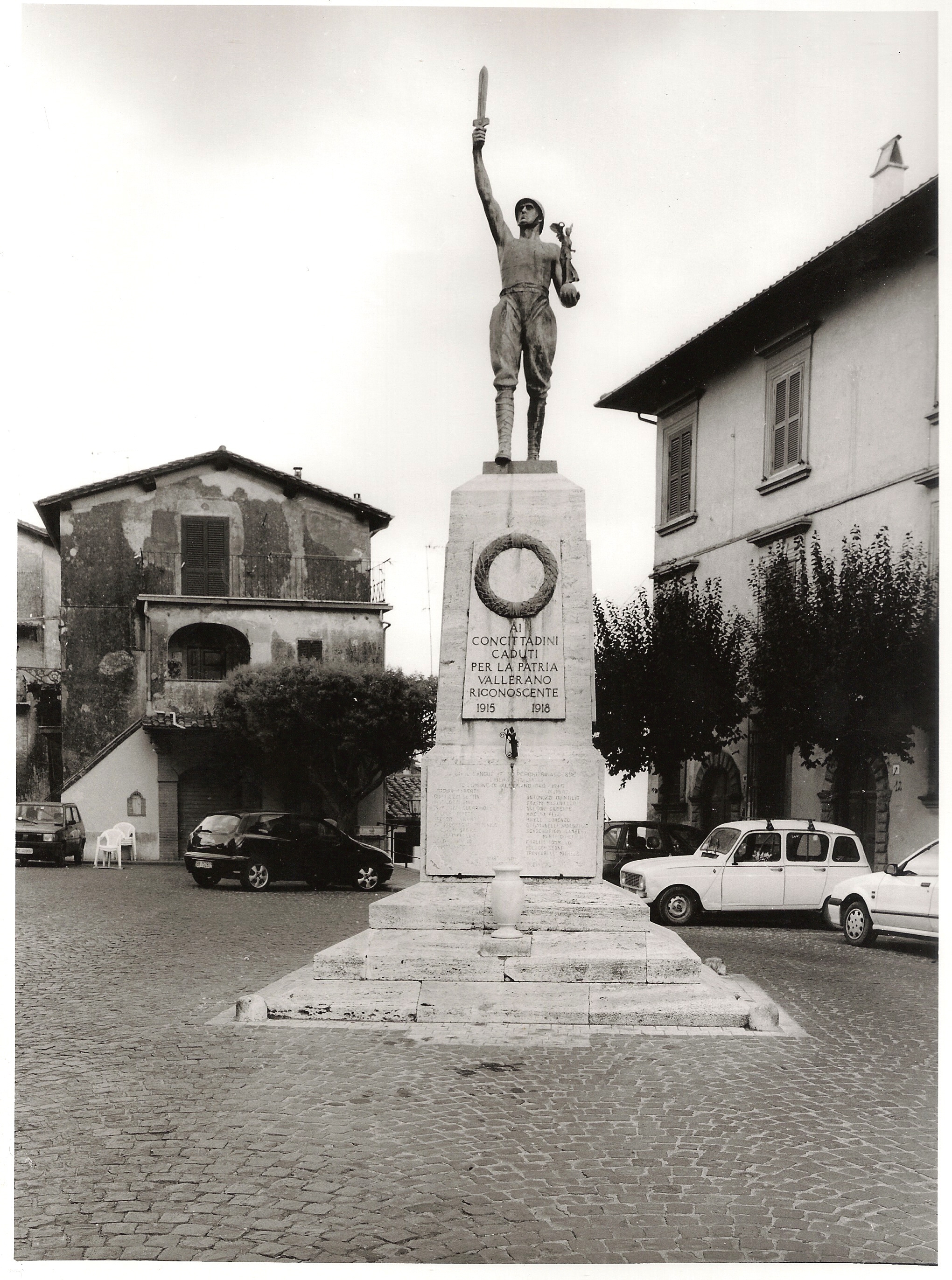 figura di soldato con allegoria della Vittoria, figura di soldato: fante (monumento ai caduti - ad obelisco) di Bianchini Arturo (sec. XX)