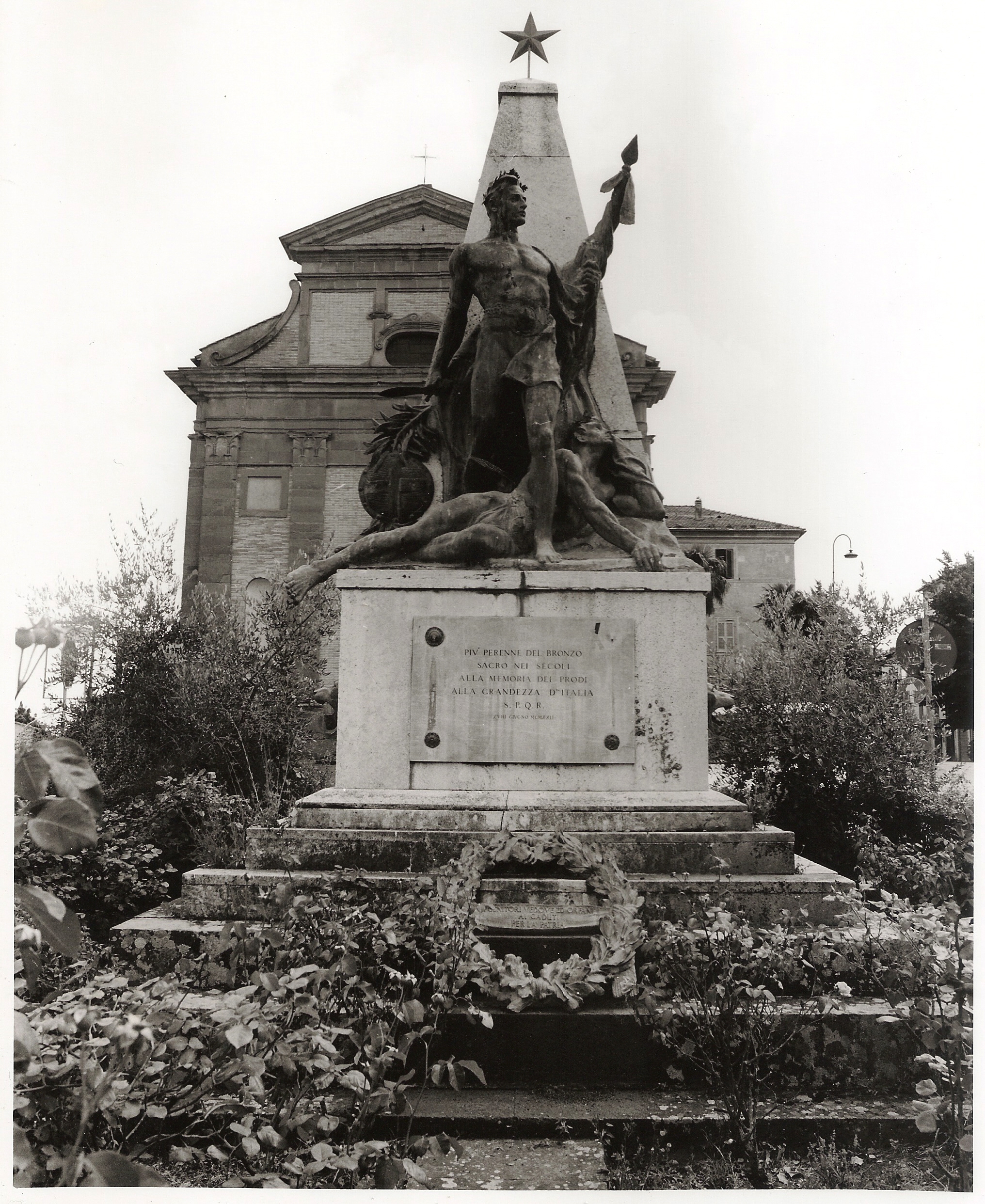 morte del soldato, figura di soldato (monumento ai caduti - ad obelisco) di Sindoni Turillo (sec. XX)