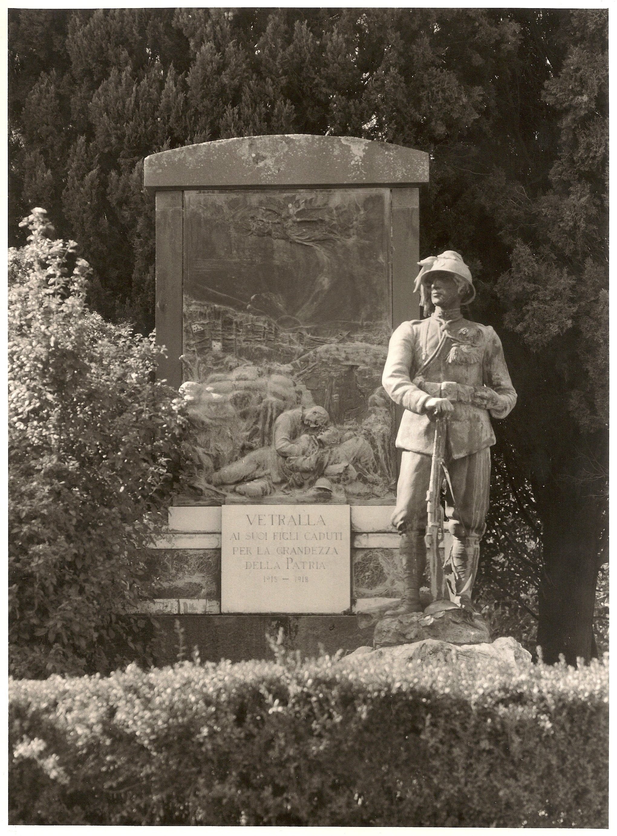 allegoria della Vittoria, figura di soldato: bersagliere (monumento ai caduti - a cippo) di Canonica Pietro (sec. XX)