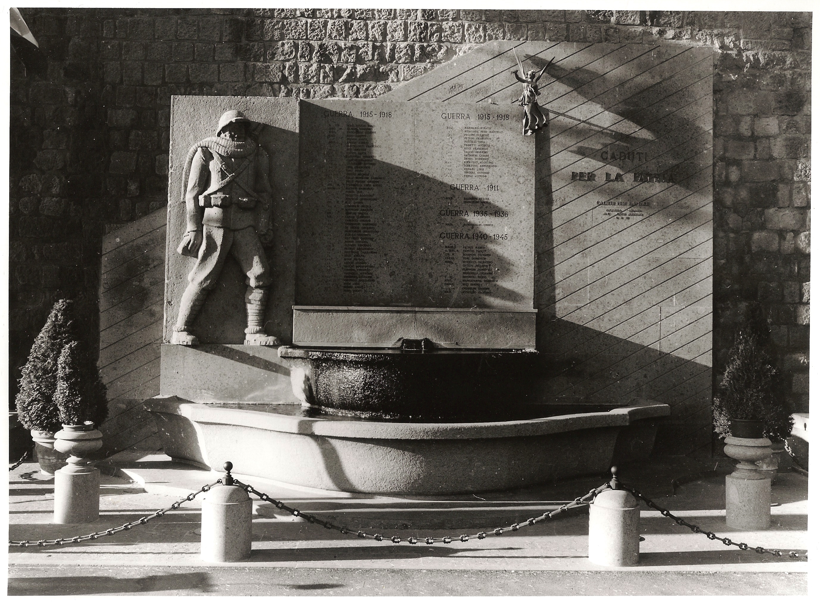 figura di soldato: fante, allegoria della Vittoria (monumento ai caduti - a fontana) di Coccia Francesco (sec. XX)